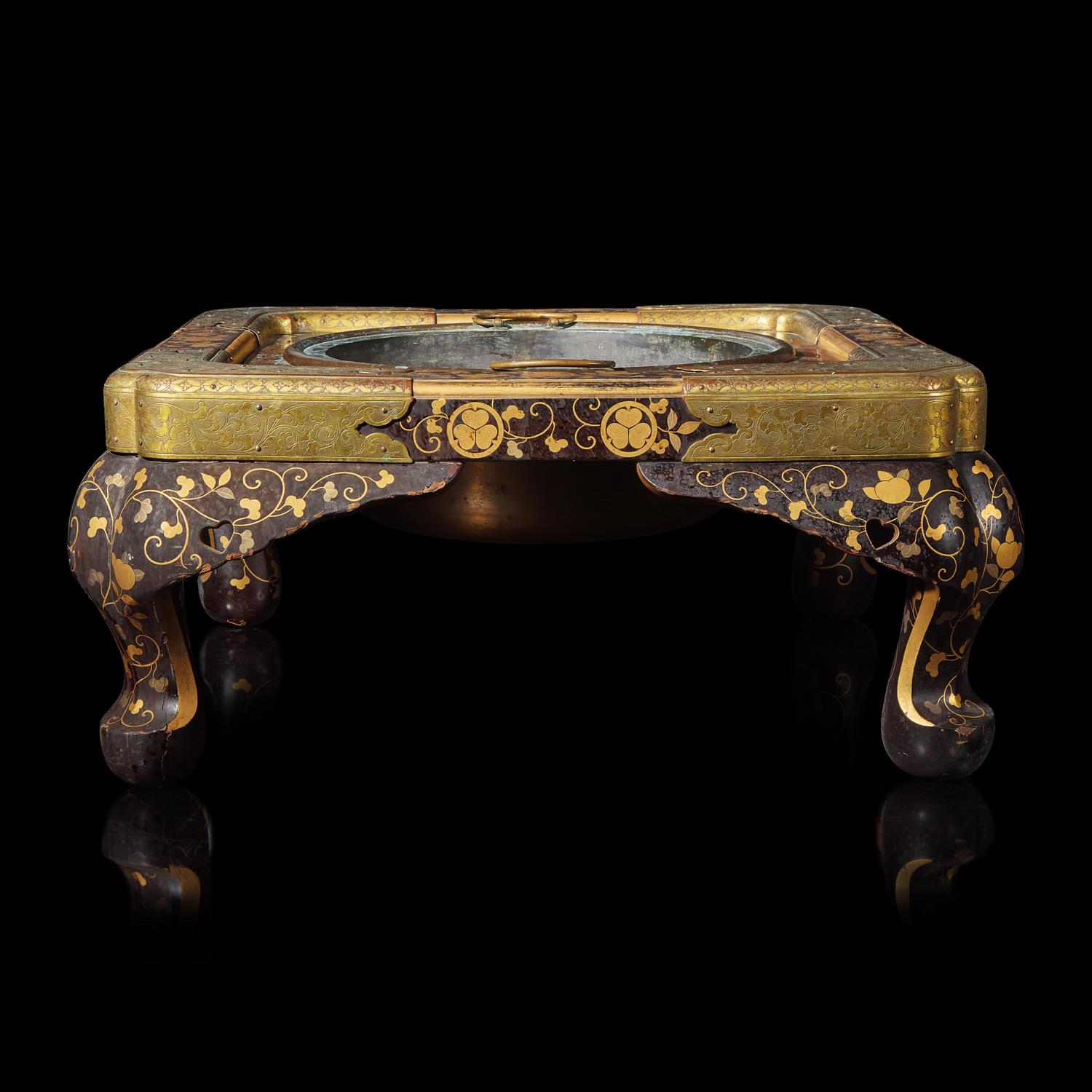 A Japanese Lacquer Hibachi and Metal Liner, with Tokugawa Mon, Edo-Early Meiji Period 日本江戶-明治早期 漆繪火盆一組