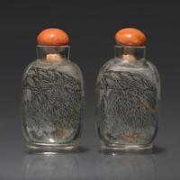 A Pair of Miniature Chinese Interior-Painted Snuff Bottles, Signed Meng Zishou — 孟子受款玻璃內畫柳樹雙燕圖小鼻煙壺兩支