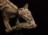 A rare Vietnamese bronze zoomorphic creature, Dong Son Culture, circa 500 BC 越南動物型青銅鉤 東山文化 約公元前500 年