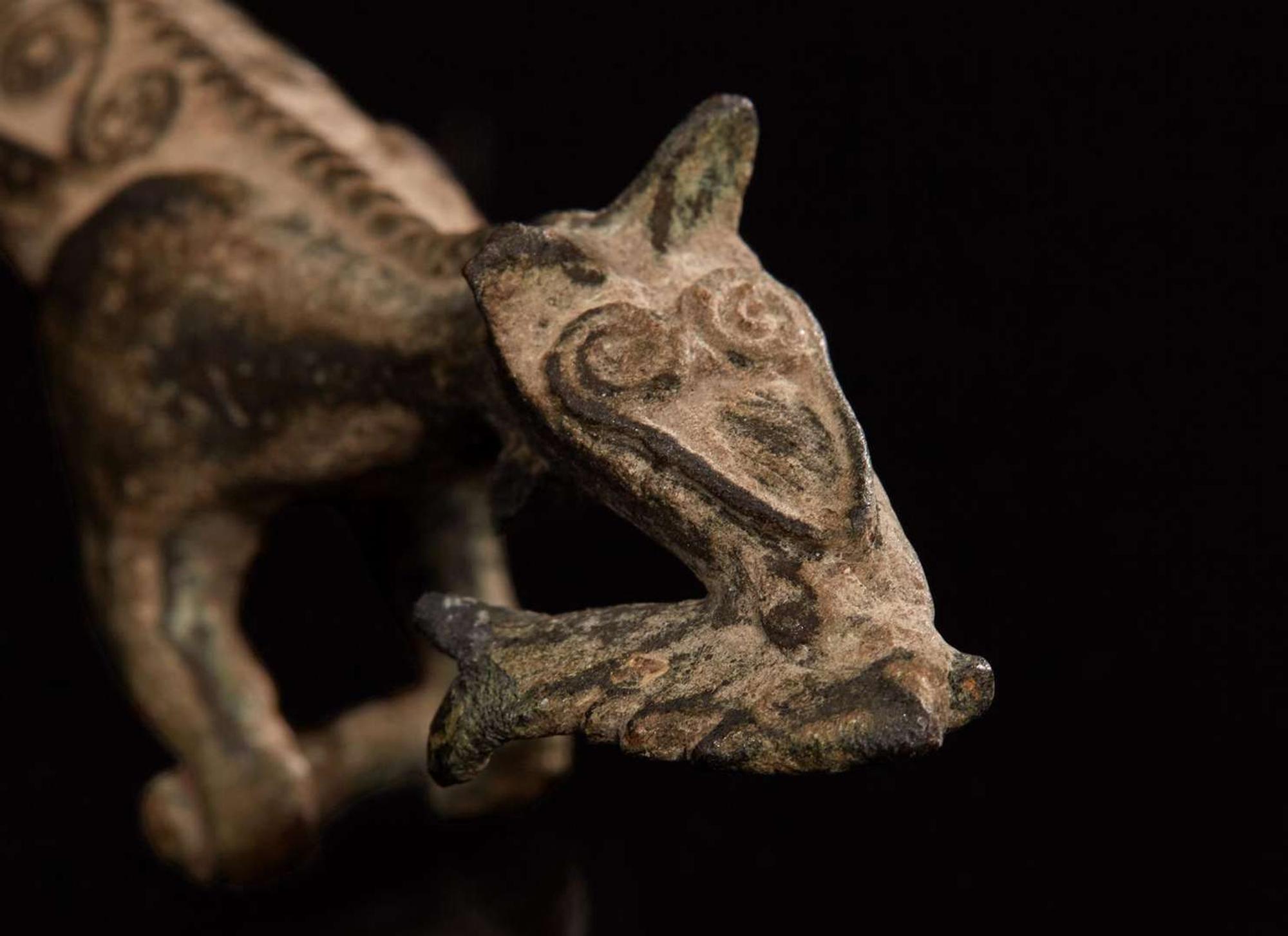 A rare Vietnamese bronze zoomorphic creature, Dong Son Culture, circa 500 BC 越南動物型青銅鉤 東山文化 約公元前500 年