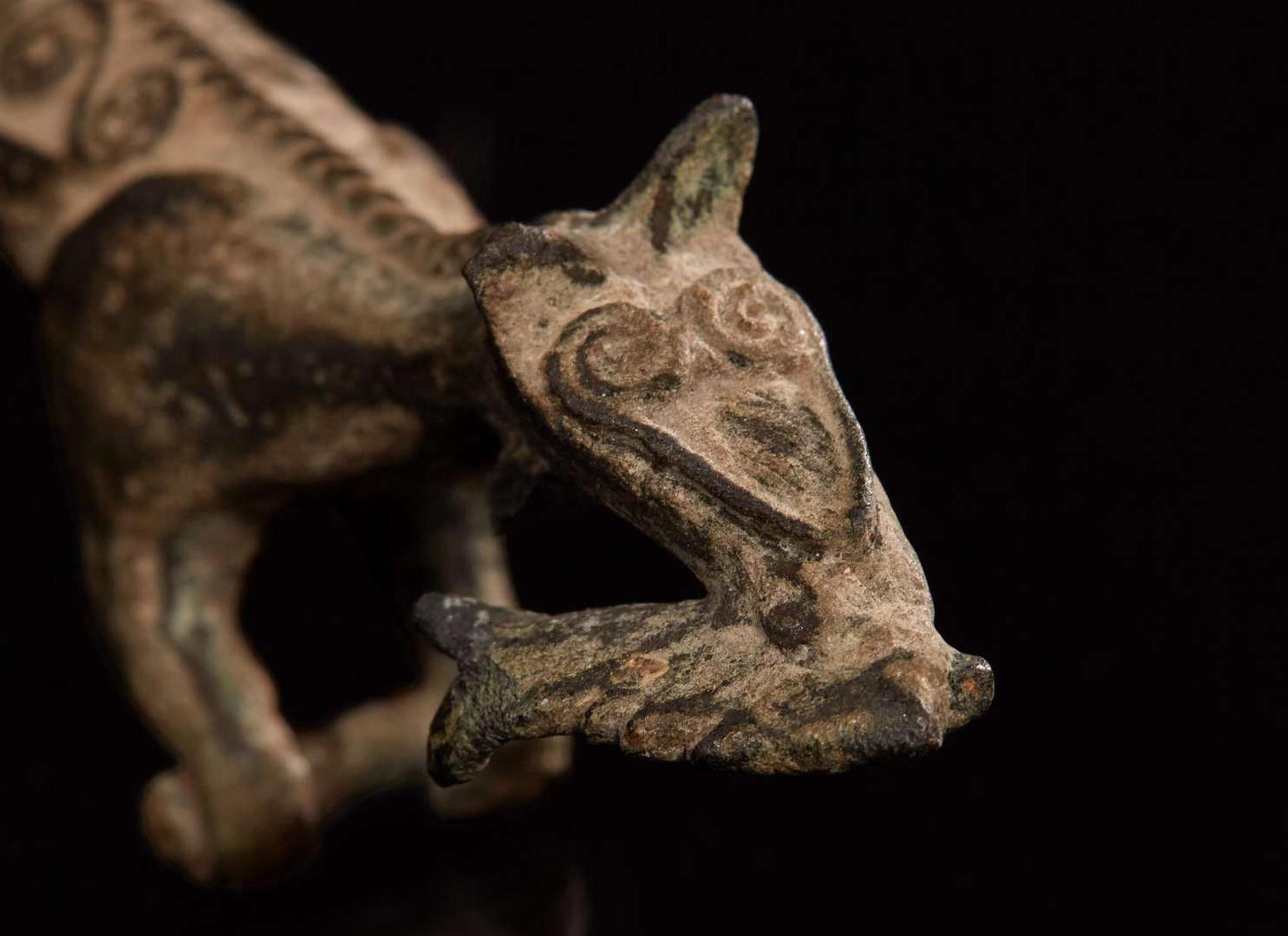 A rare Vietnamese bronze zoomorphic creature, Dong Son Culture, circa 500 BC 越南動物型青銅鉤 東山文化 約公元前500 年