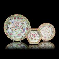 Five Chinese Export 'Rose Medallion' Jardinieres and Undertrays, 19th Century — 清晚期 廣彩人物故事圖帶托泥花盆一組五件