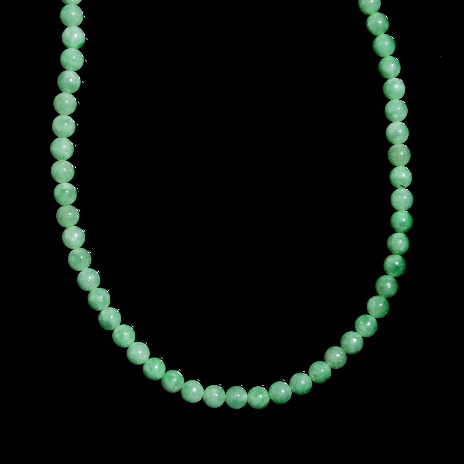 A Chinese Jadeite Bead Necklace 翡翠珠链一條
