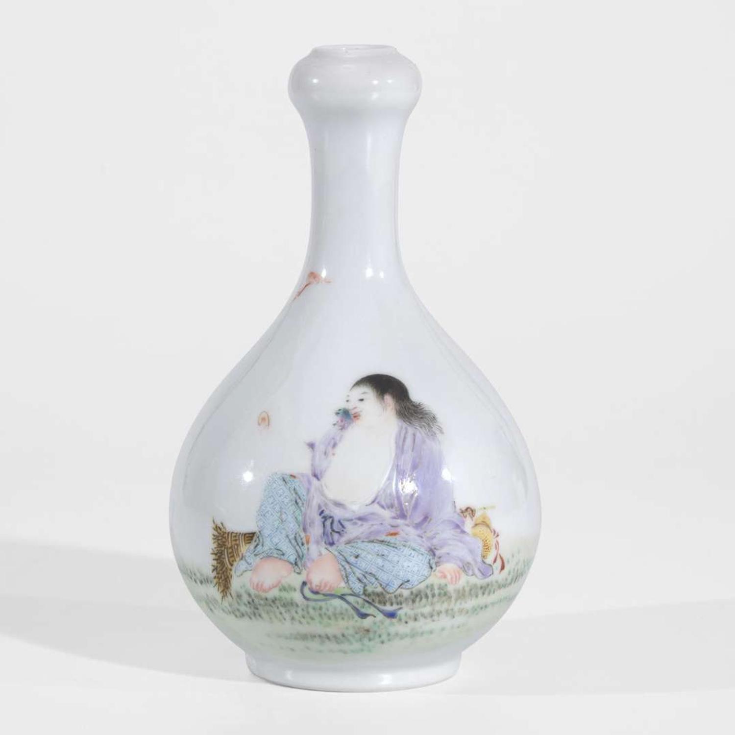 A finely-decorated Chinese porcelain "Liuhai" vase 20th century, probably Republic period 劉海戲金蟬蒜頭瓶 二十世紀 或民國