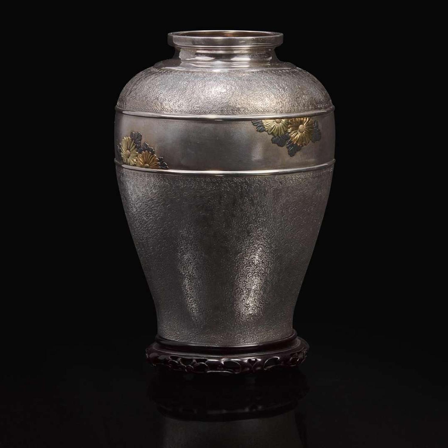 A Japanese silver and mixed metal vase with wood stand, Miyamoto Kinsei 日本银质合金花瓶以及木底座