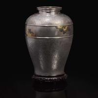 A Japanese silver and mixed metal vase with wood stand, Miyamoto Kinsei 日本银质合金花瓶以及木底座