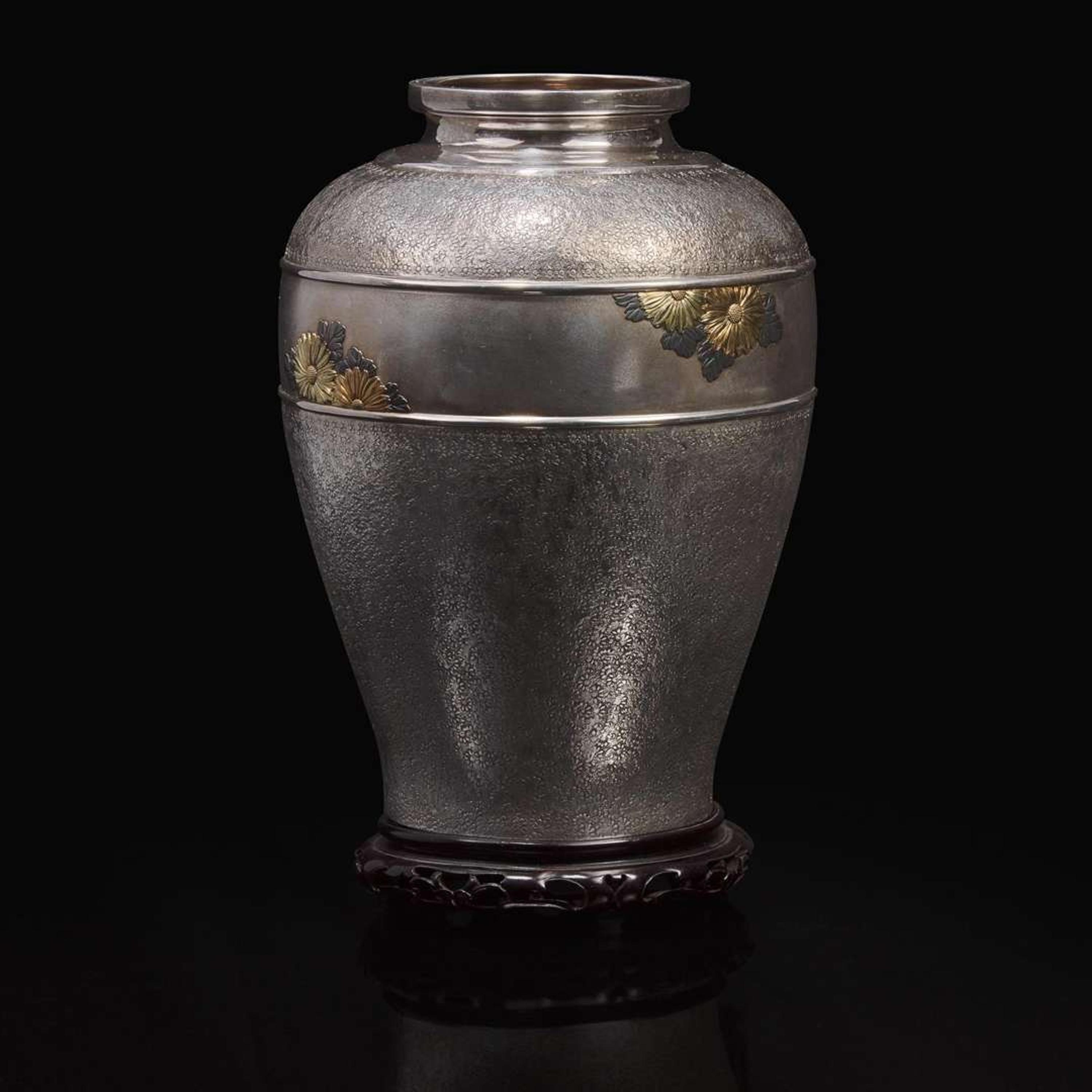 A Japanese silver and mixed metal vase with wood stand, Miyamoto Kinsei 日本银质合金花瓶以及木底座