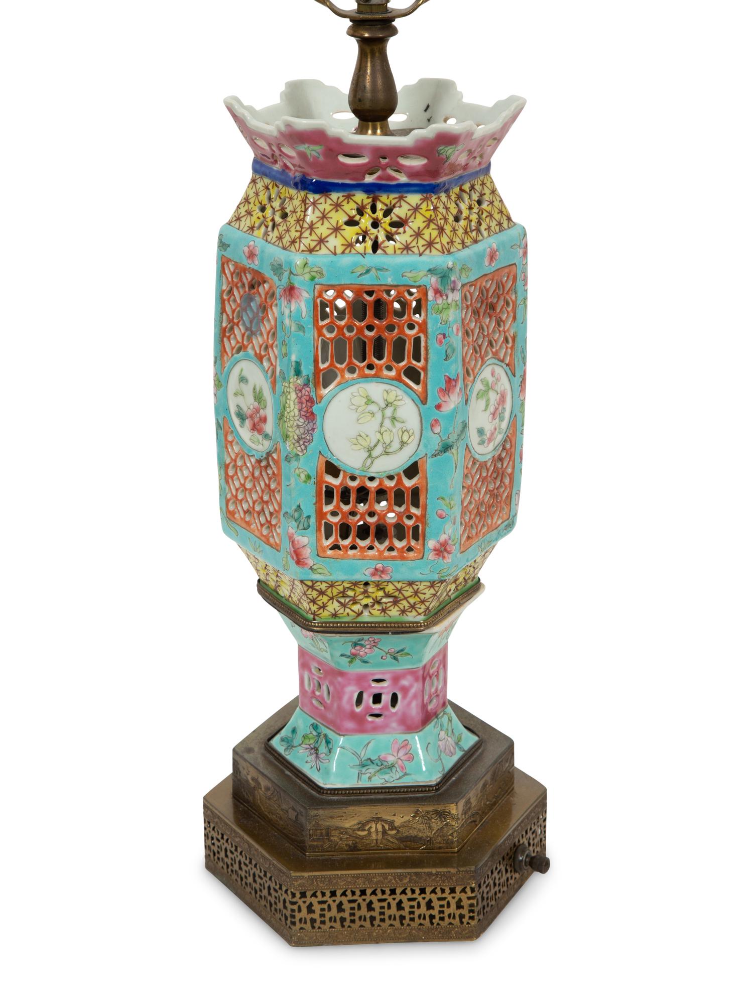 A Chinese Export Porcelain Table Lamp