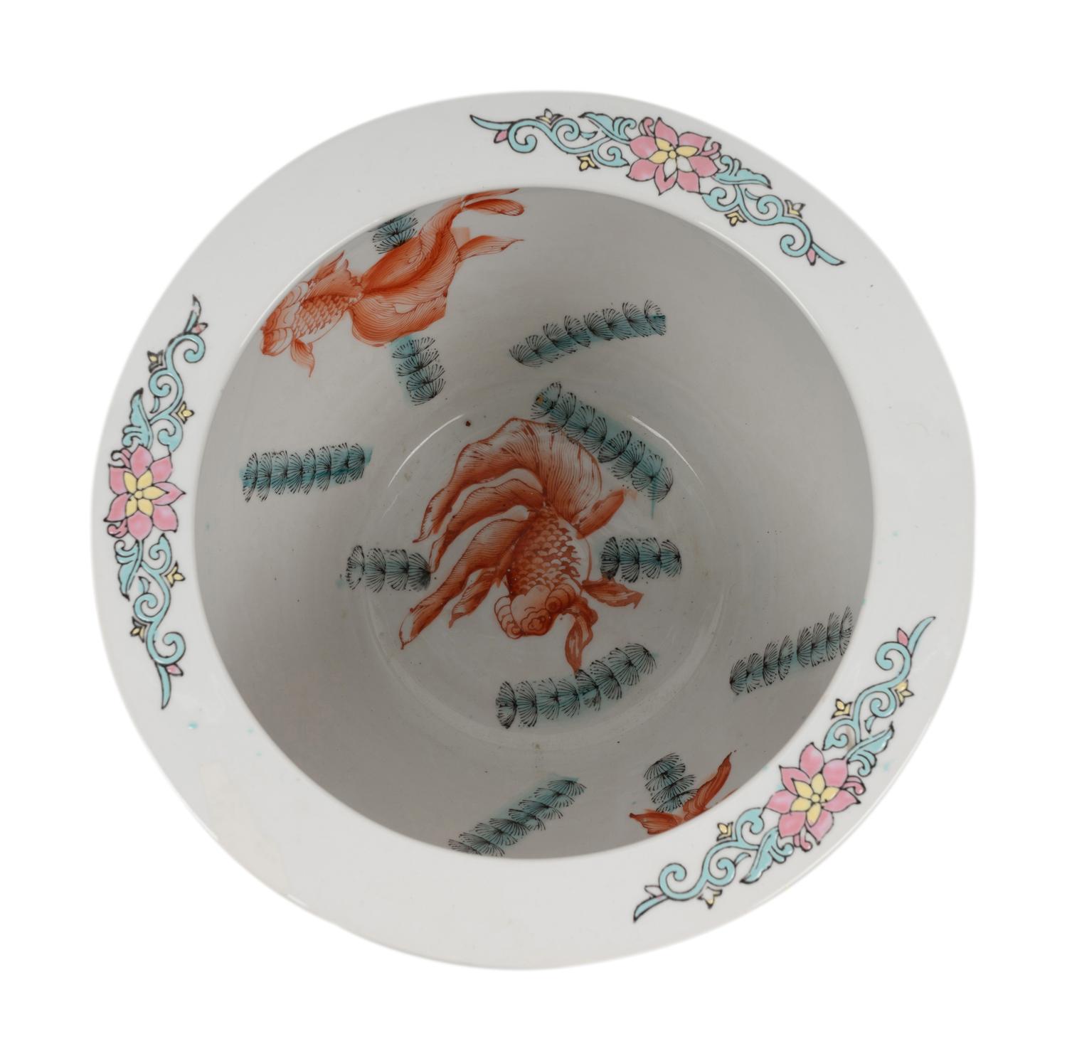 A Chinese Export Porcelain Jardinière