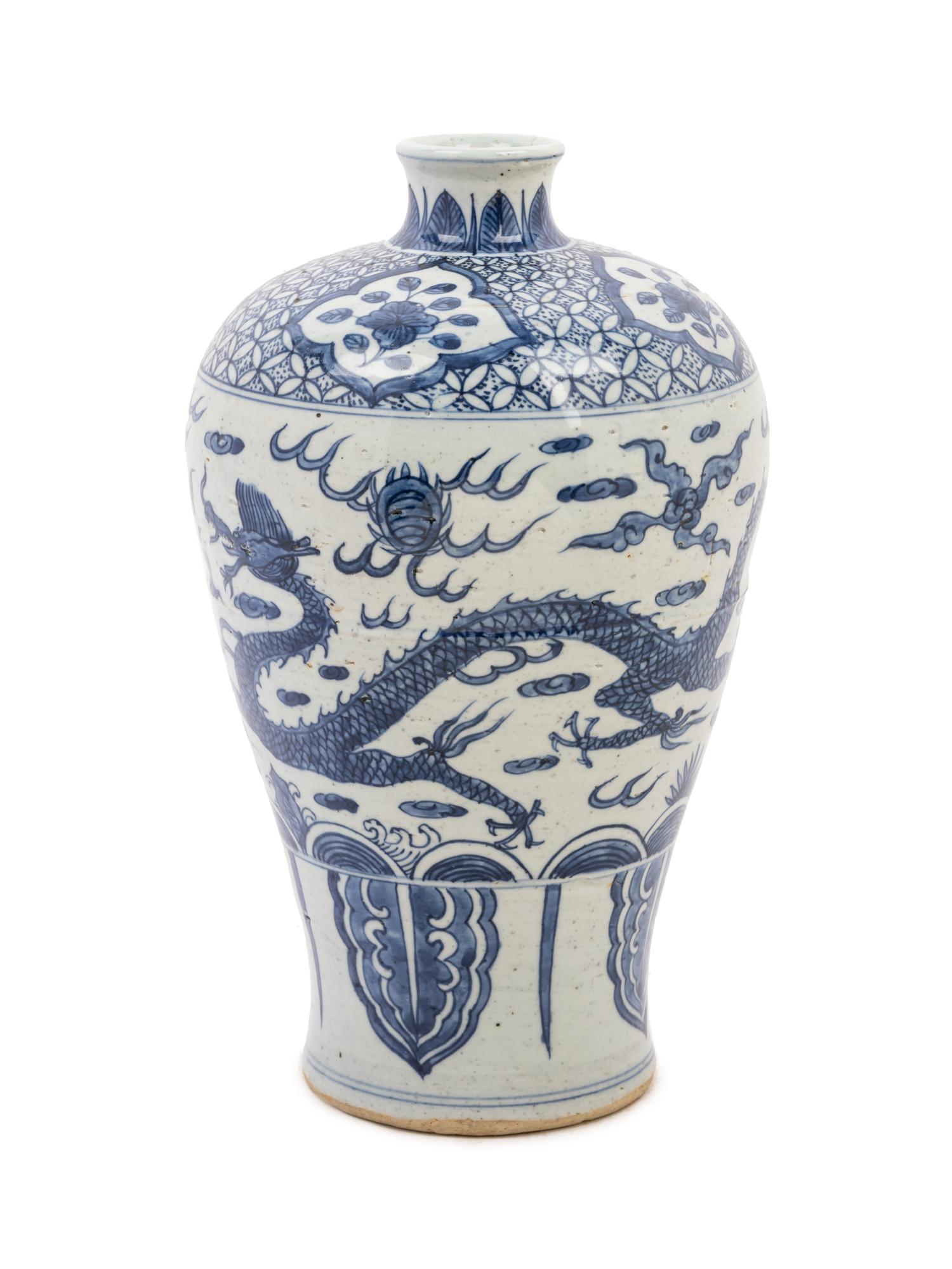 A Chinese Blue and White Porcelain Vase with Dragon Decoration