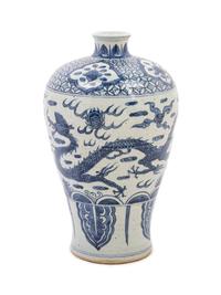 A Chinese Blue and White Porcelain Vase with Dragon Decoration