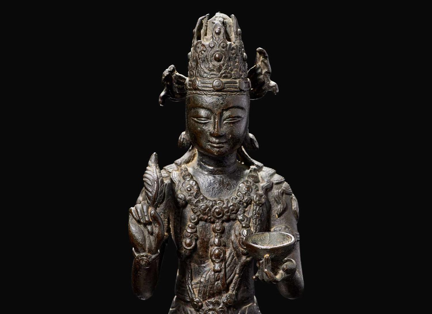 A rare Chinese patinated bronze figure of Guanyin, Yunnan, 12th to 14th century 珍罕銅加漆觀音像及底座 雲南大理 十二至十四世紀