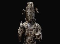 A rare Chinese patinated bronze figure of Guanyin, Yunnan, 12th to 14th century 珍罕銅加漆觀音像及底座 雲南大理 十二至十四世紀