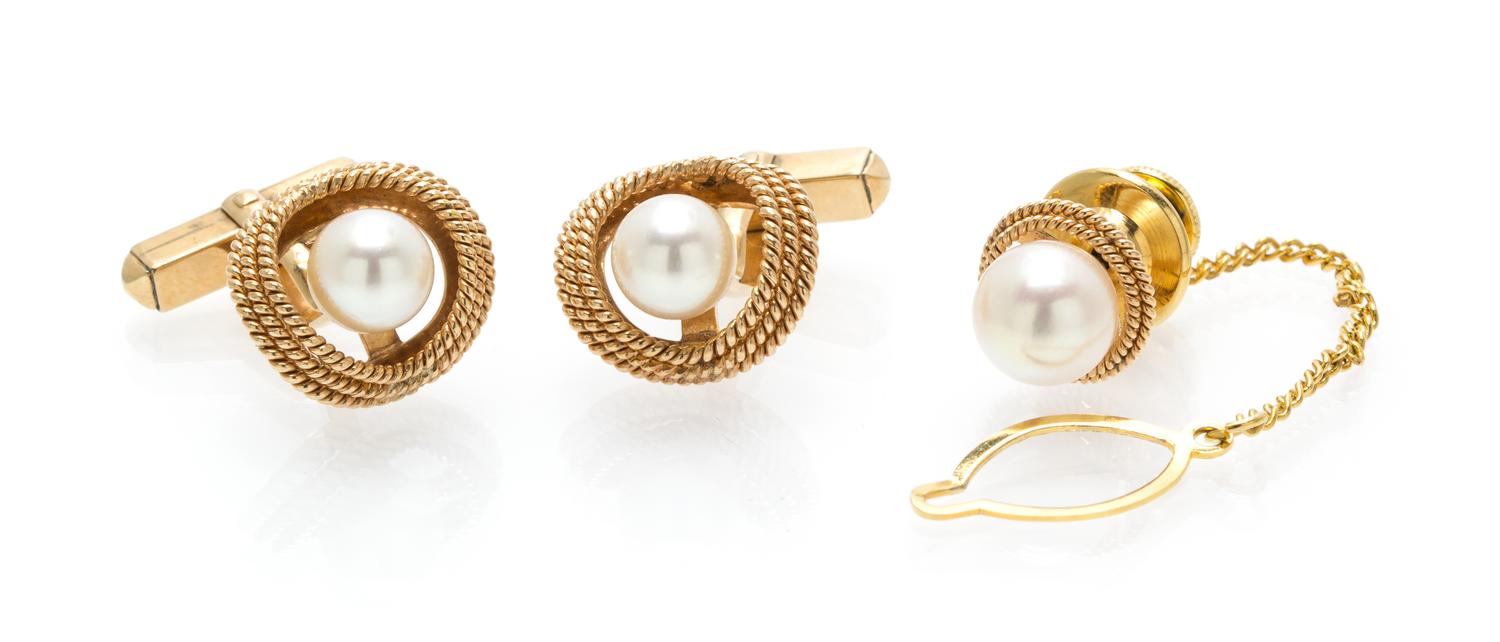 A 14 Karat Yellow Gold and Cultured Pearl Dress Set, 6.30 dwts.