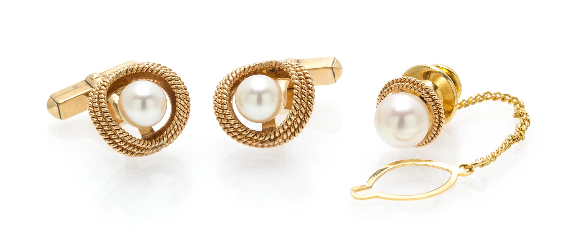 A 14 Karat Yellow Gold and Cultured Pearl Dress Set, 6.30 dwts.