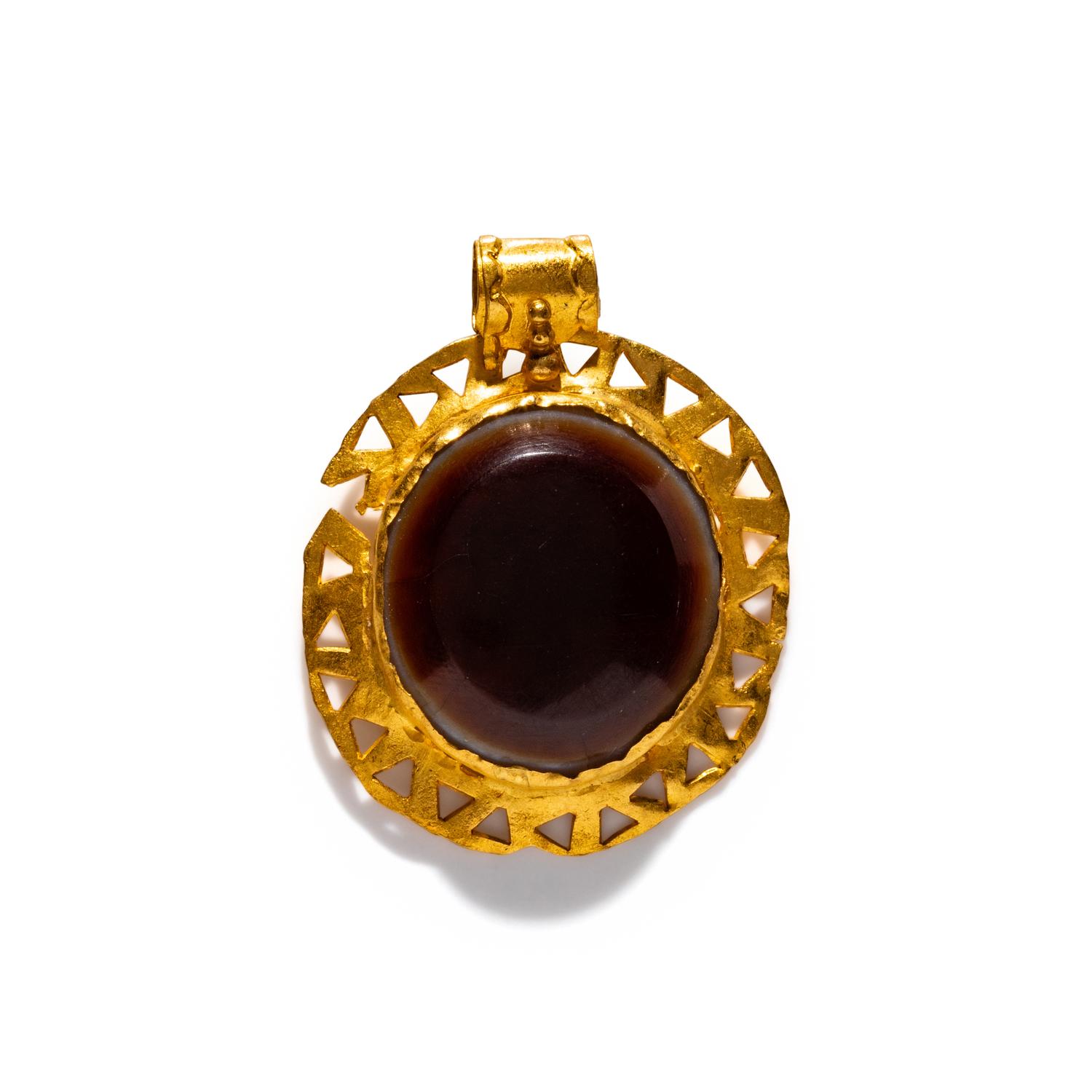 A Roman Gold and Band-Agate Pendant