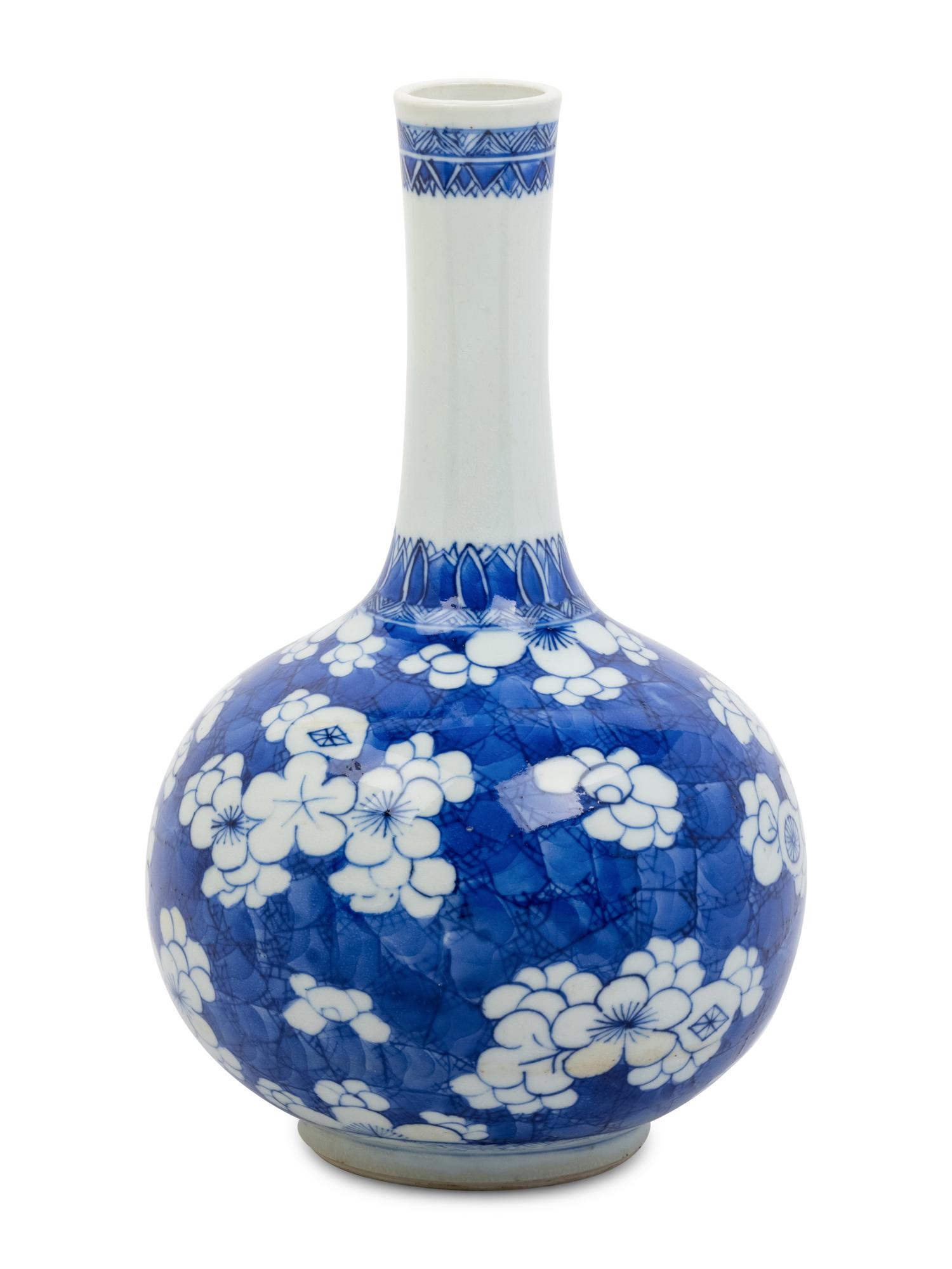 A Blue and White Porcelain Hawthorne Pattern Bottle Vase