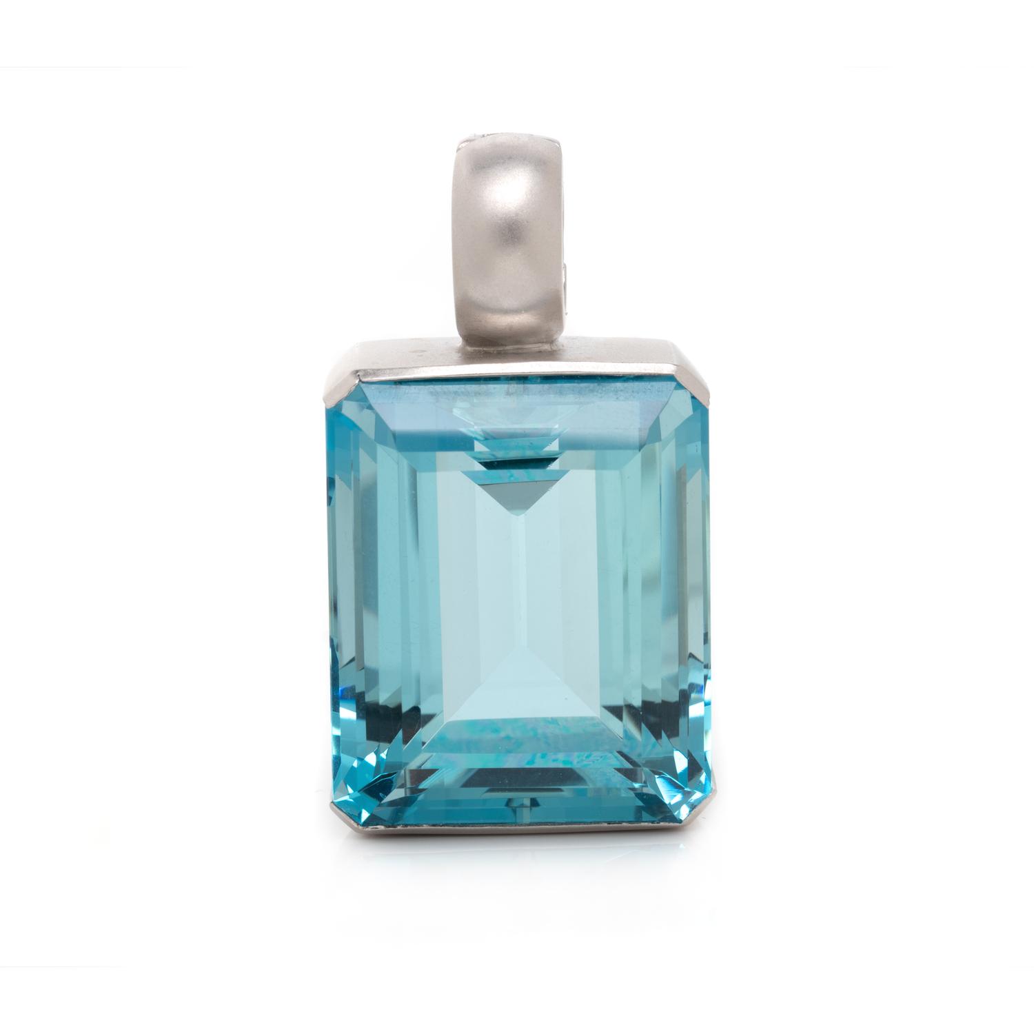 WHITE GOLD AND AQUAMARINE PENDANT