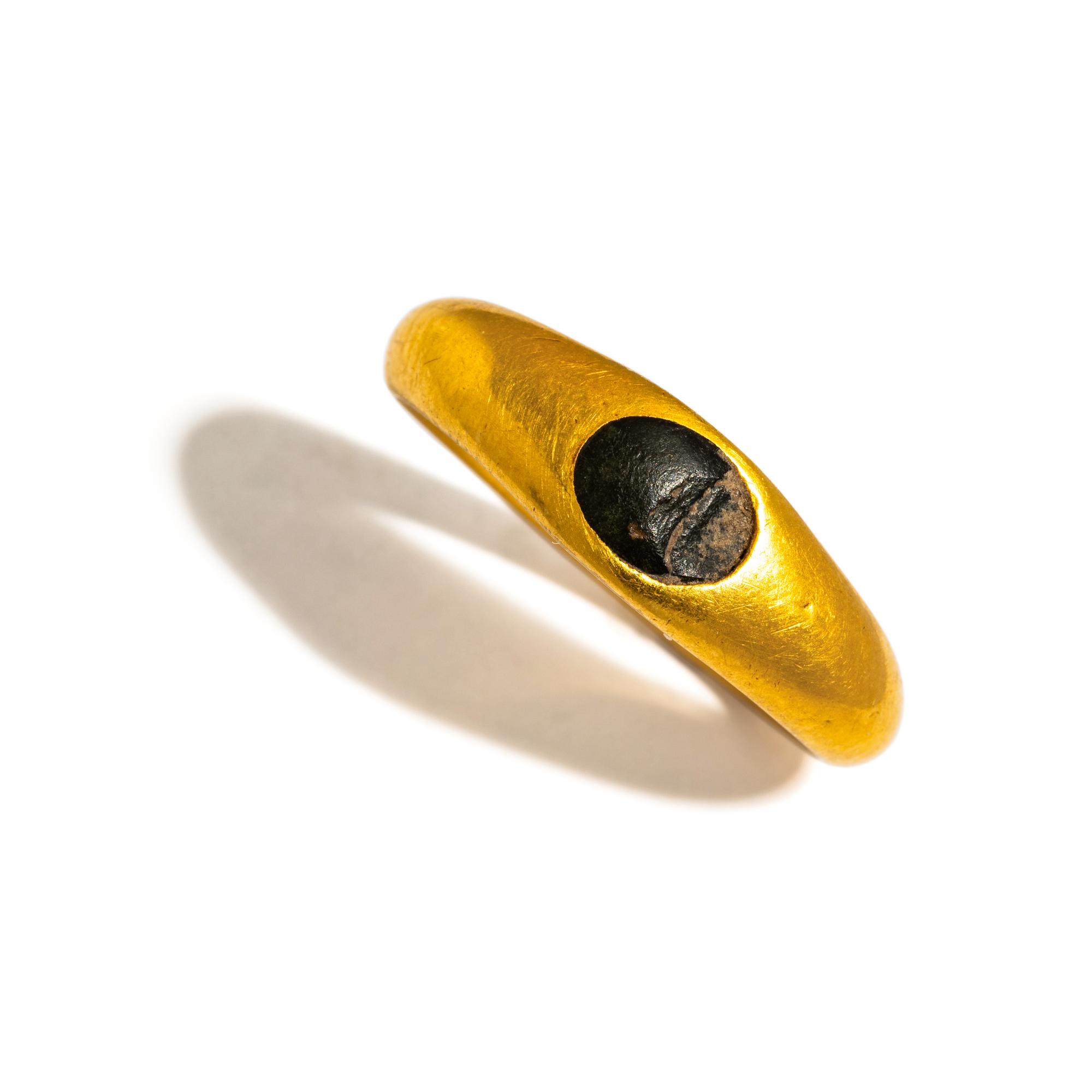 A Roman Gold and Onyx Finger Ring