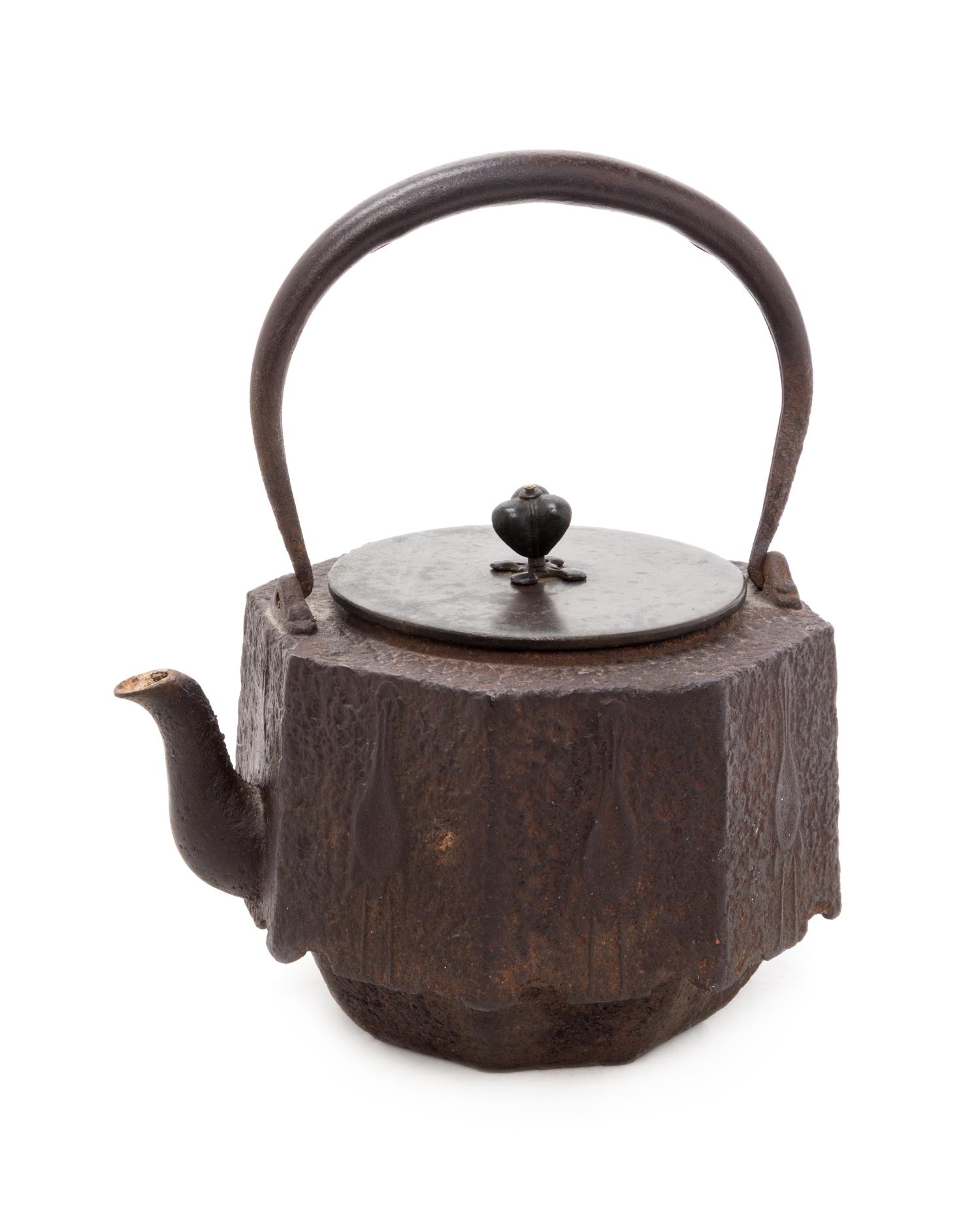 A Cast Iron Teapot, Tetsubin Height 8 3/4 inches. — LATE 19TH/20TH CENTURY
