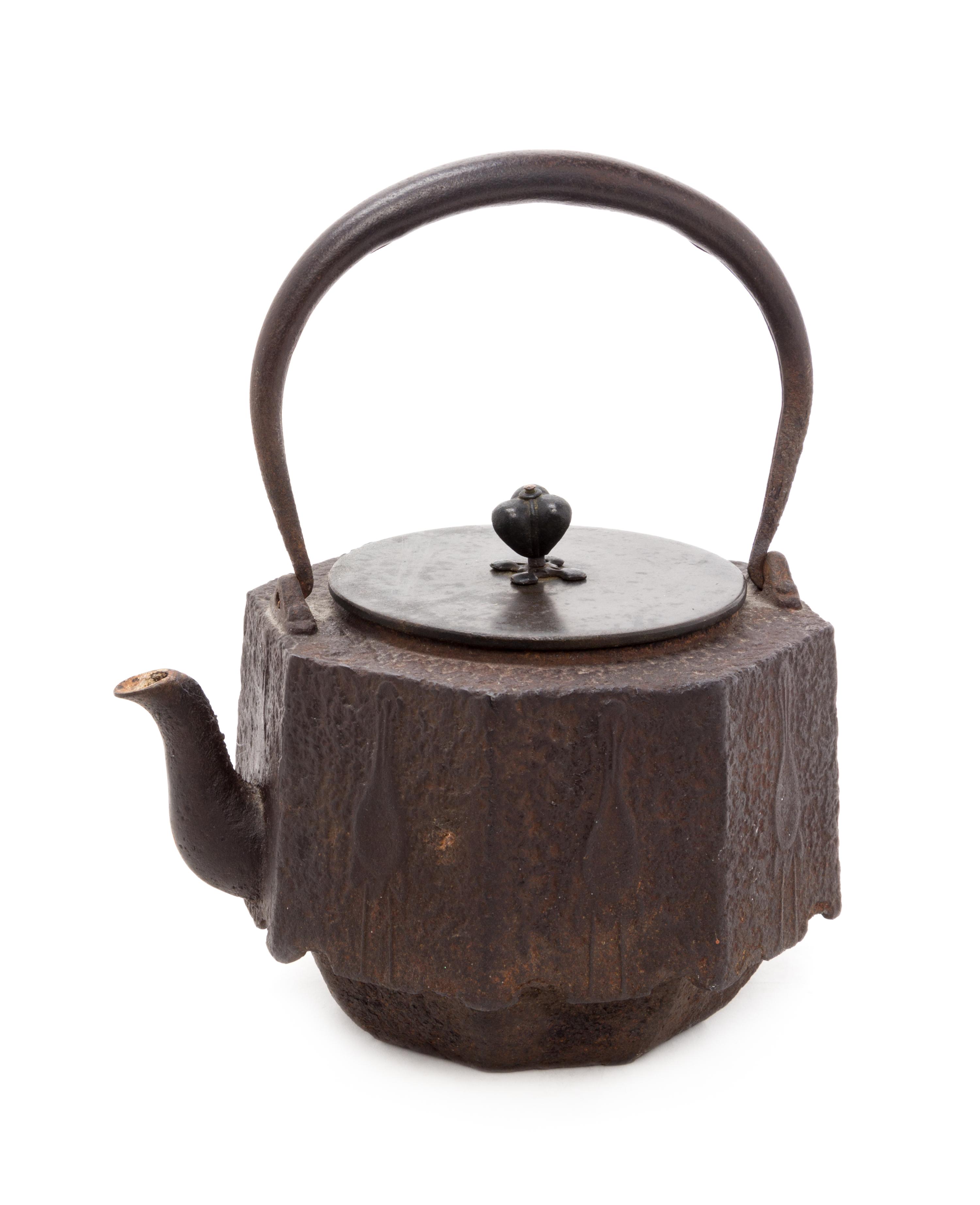 A Cast Iron Teapot, Tetsubin Height 8 3/4 inches. — LATE 19TH/20TH CENTURY