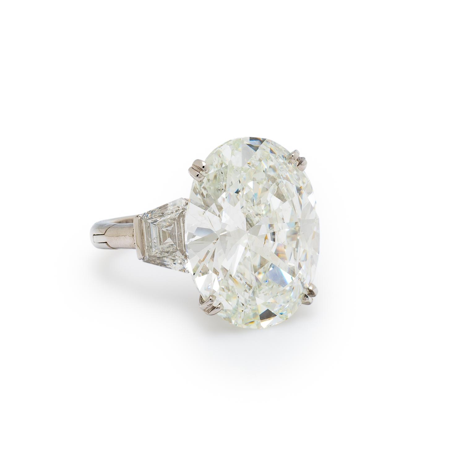 GRAFF, AN IMPORTANT OVAL DIAMOND RING