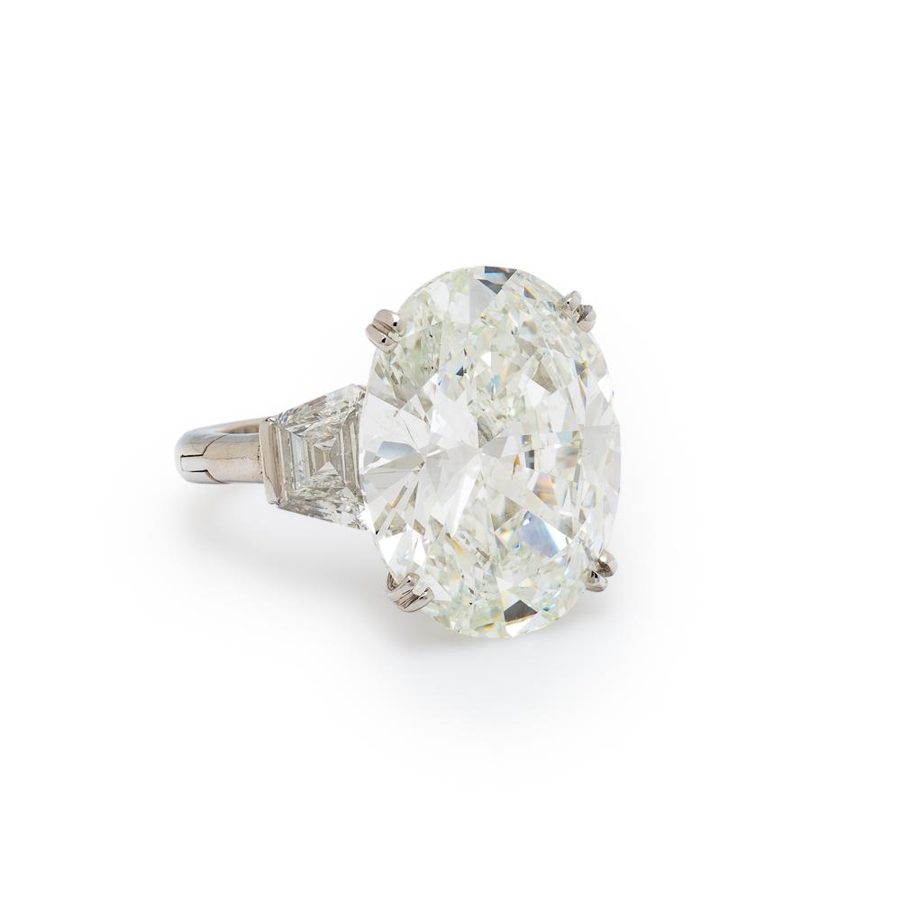 GRAFF, AN IMPORTANT OVAL DIAMOND RING