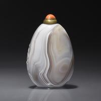 An Unusual Chinese Carved Agate Snuff Bottle, Qing Dynasty, Circa 1760-1860 — 1760–1860年 瑪瑙巧雕松鶴同春圖鼻煙壺