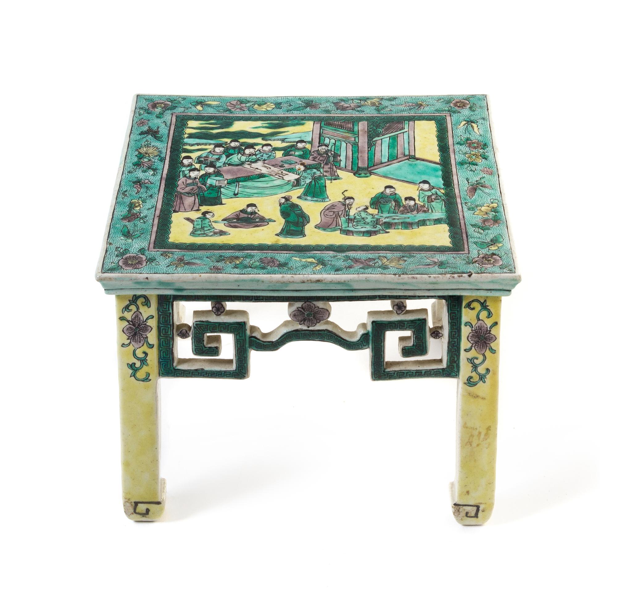 A Famille Verte Porcelain Square Stand — KANGXI PERIOD (1661-1722)