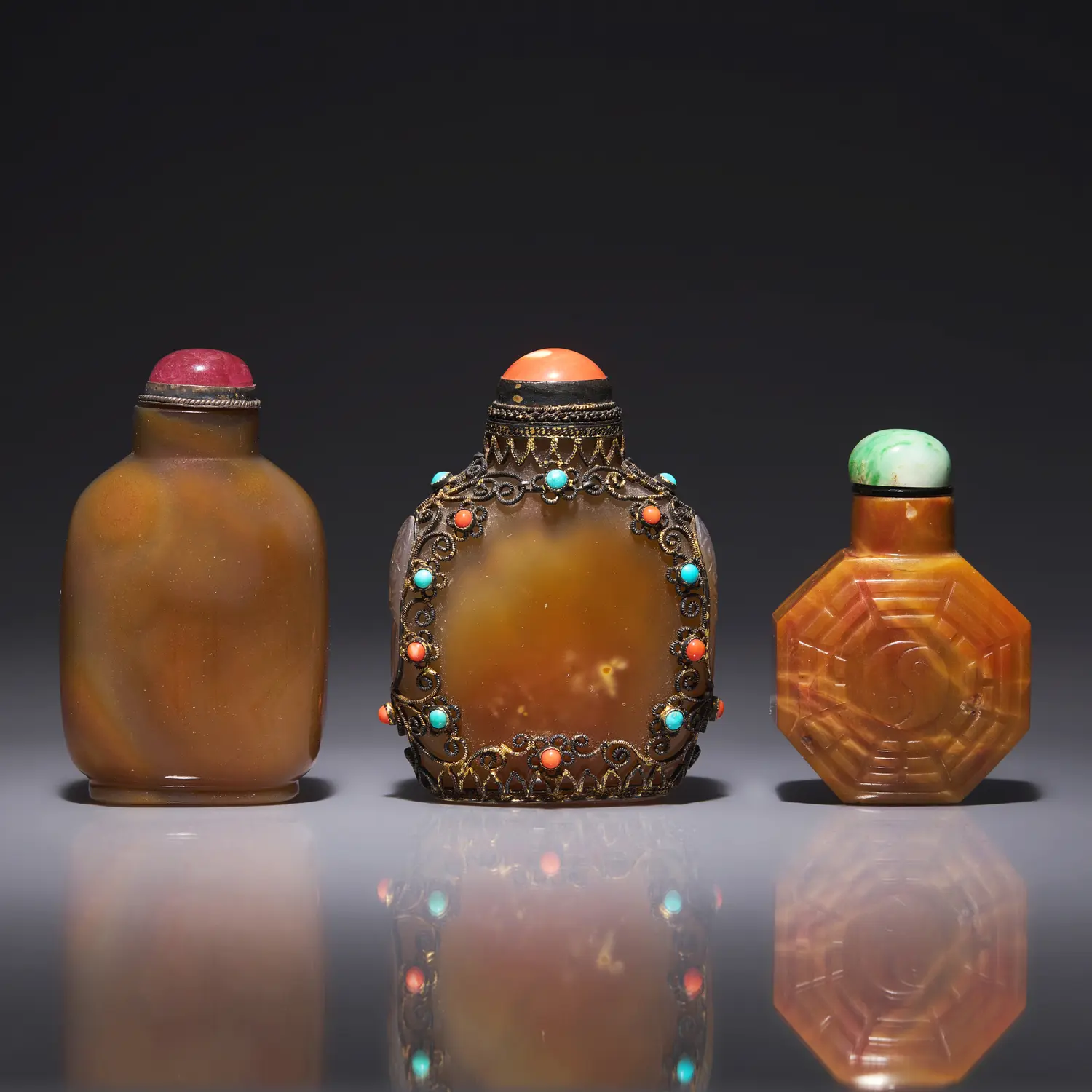 Three Chinese Agate Snuff Bottles 瑪瑙鼻烟壺三支| Freeman's