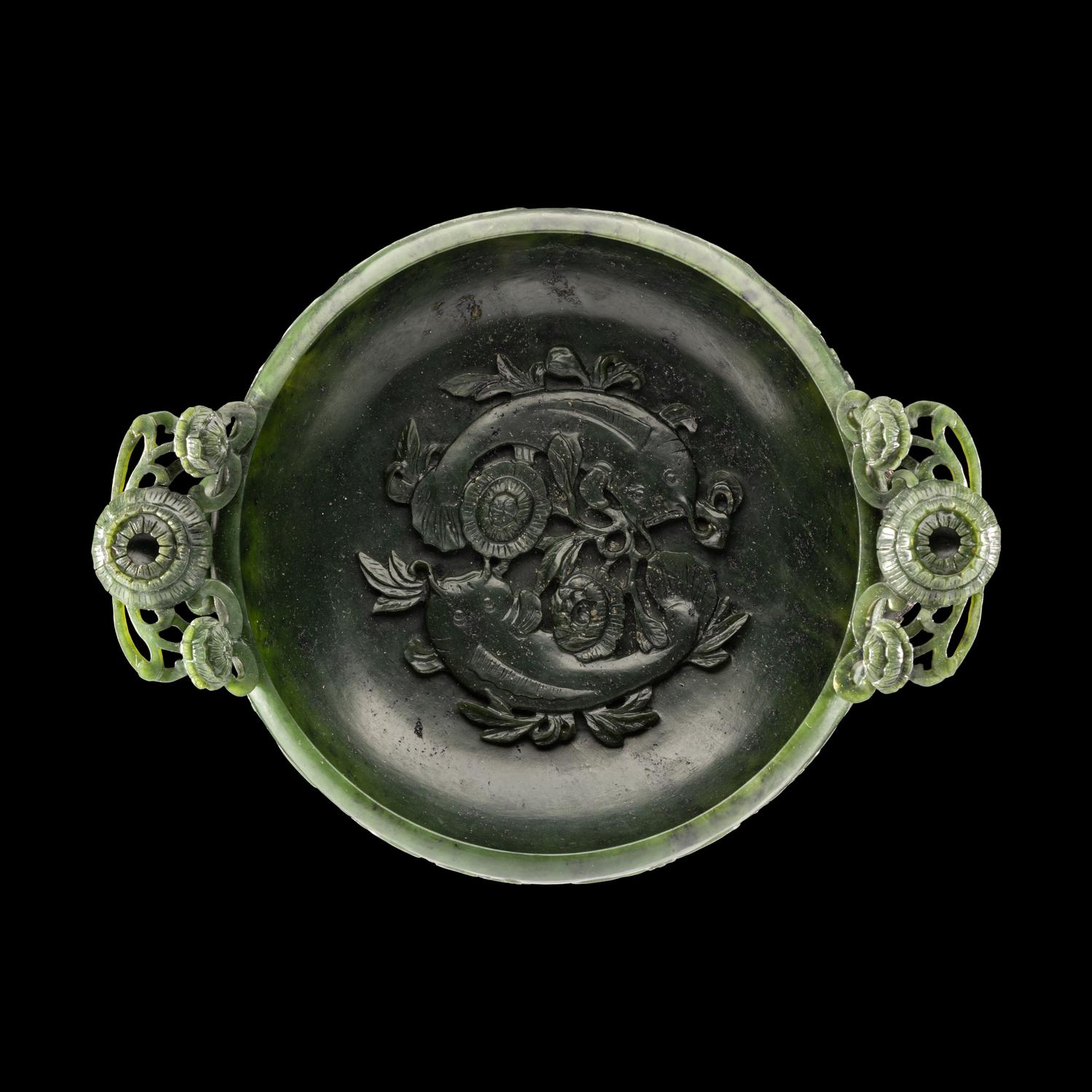 A Chinese Carved Spinach Jade Marriage Bowl, Late Qing/Republic Period 晚清/民國 碧玉雙魚活環洗