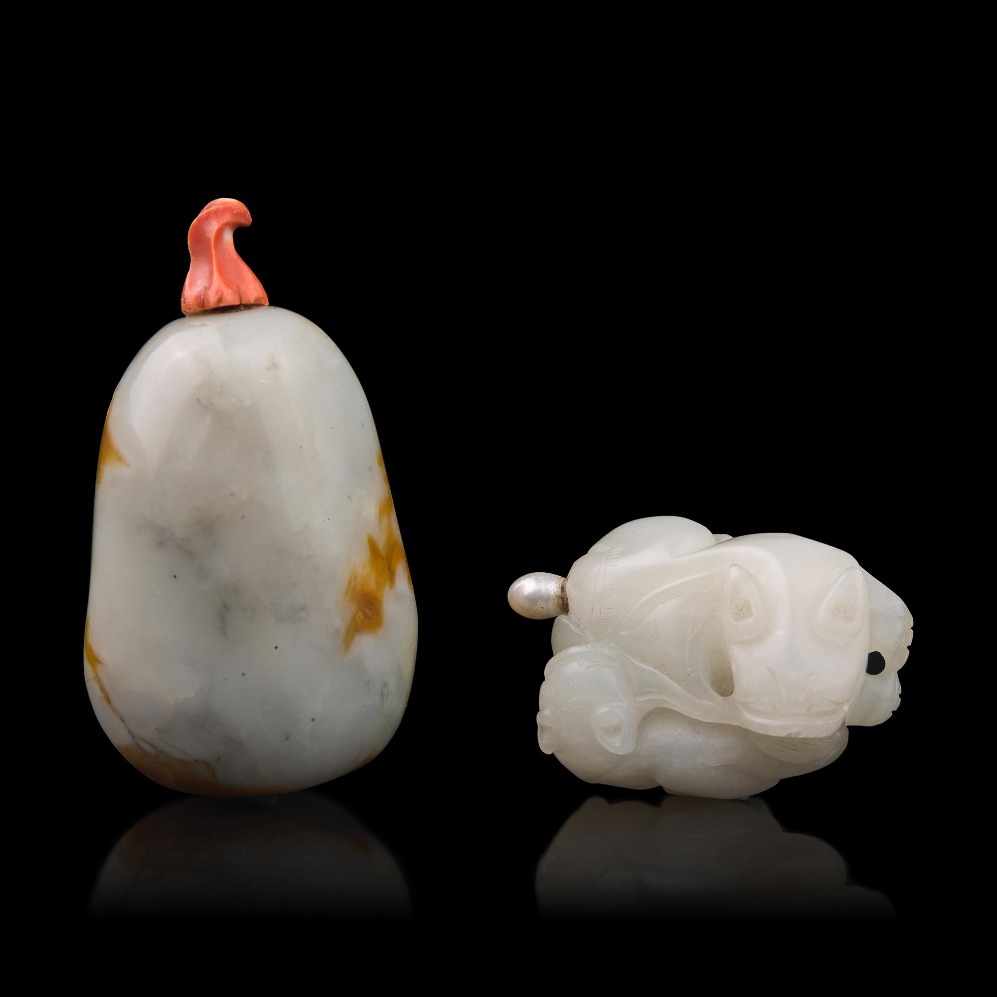 Two Chinese Jade Snuff Bottles, Late Qing Dynasty 晚清 玉雕鼻煙壺一組兩件