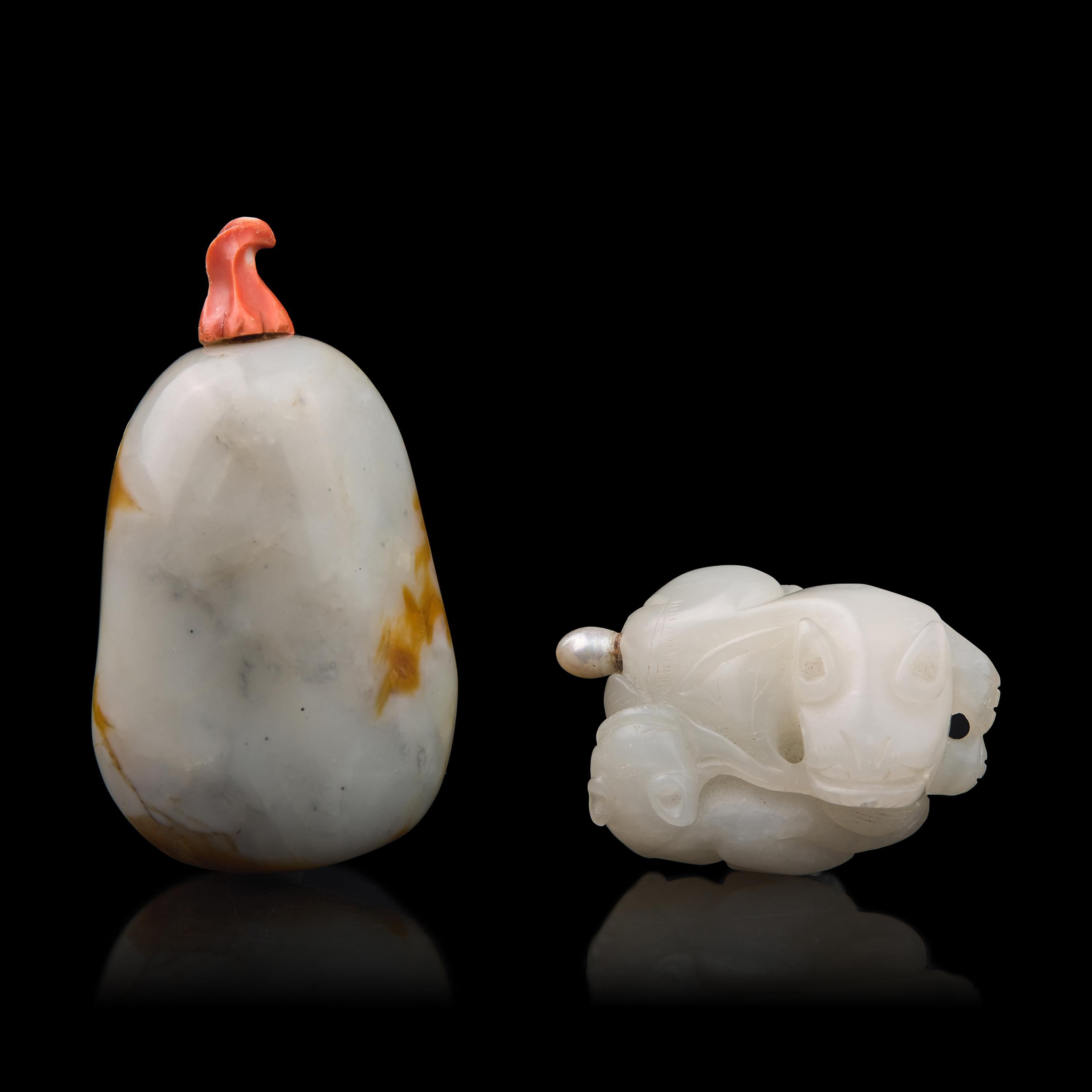 Two Chinese Jade Snuff Bottles, Late Qing Dynasty 晚清 玉雕鼻煙壺一組兩件