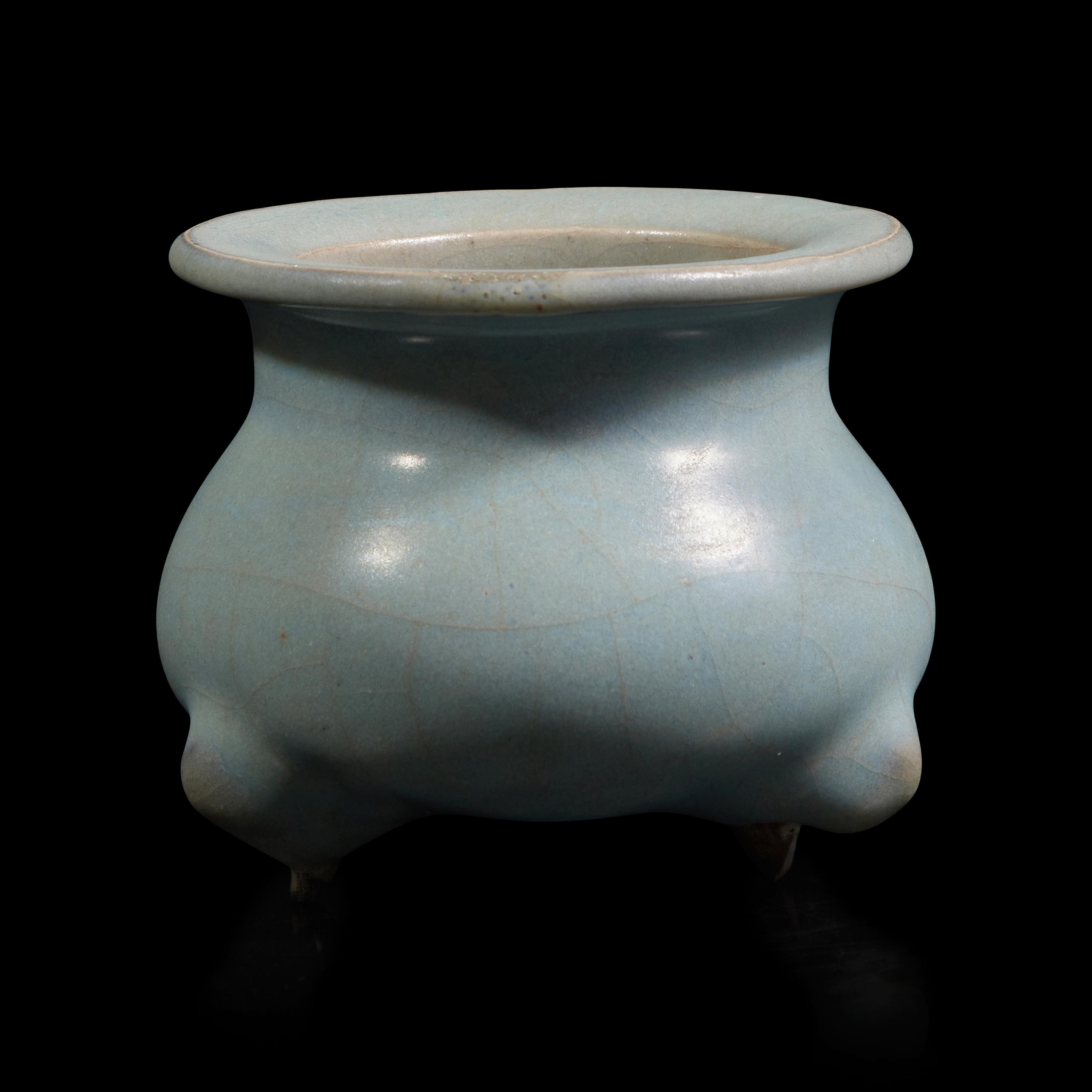 A Small Chinese Jun Style Blue Glazed Small Censer — 仿鈞窯三足小香爐