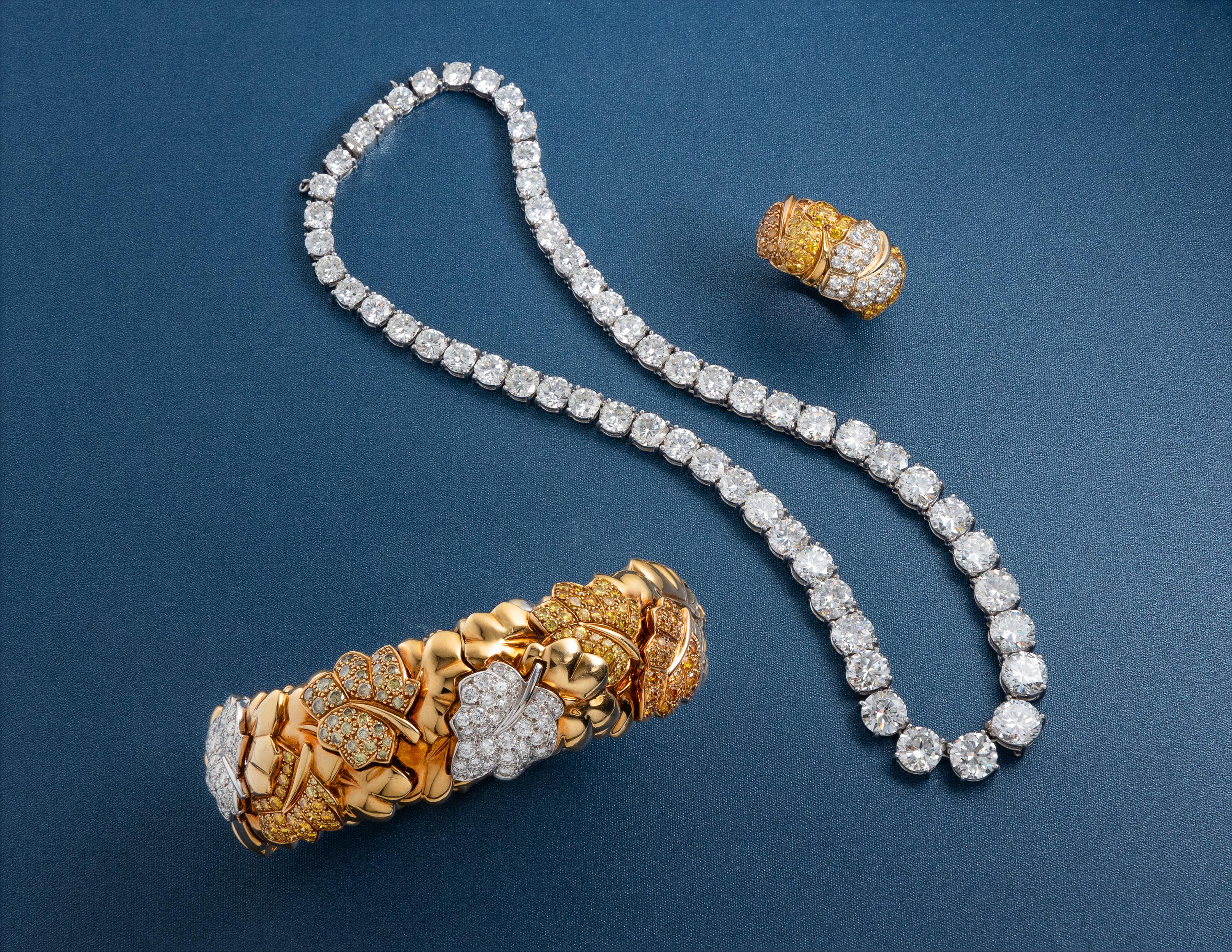VAN CLEEF & ARPELS, YELLOW GOLD, DIAMOND, AND COLORED DIAMOND RING