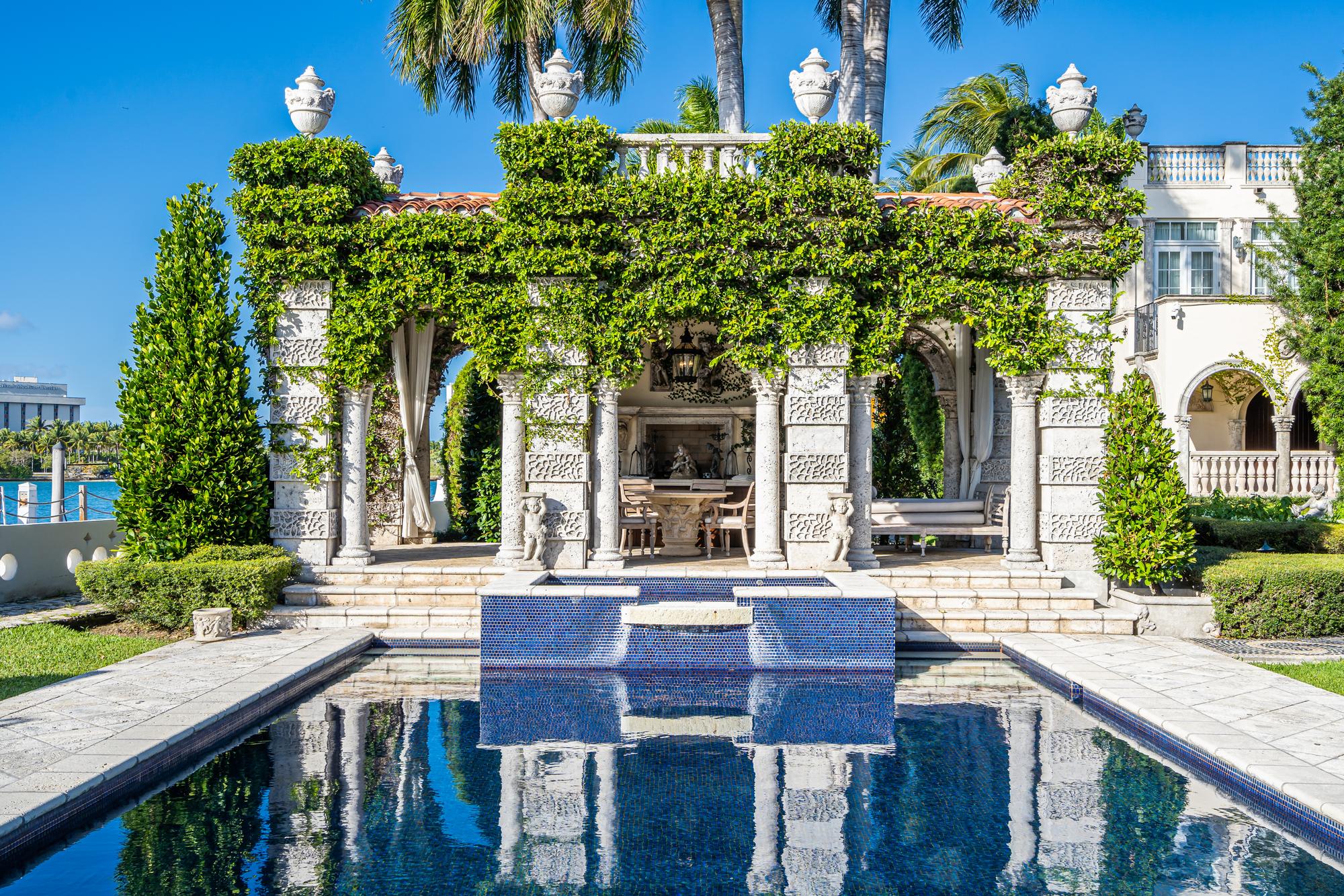 Twelve Gilman Collamore & Co. Minton Porcelain Luncheon Plates