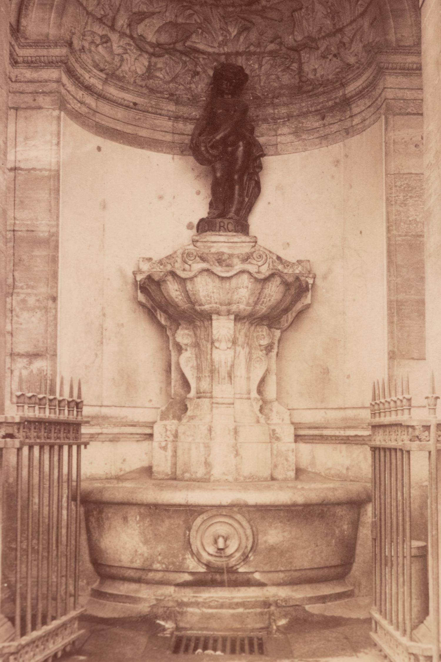 A group of four photographs ( Ètampes - maison de Diane de Poitiers , 1907; Presbytère de Saint-Sulpice, rue de Vaugirard 50 , 1900; Oratoire Marie de M é dicis, Petit Luxembourg , 1903; Fontaine de Joyeuse, 41 rue de Turenne, 3e arrondissement, 1901)
