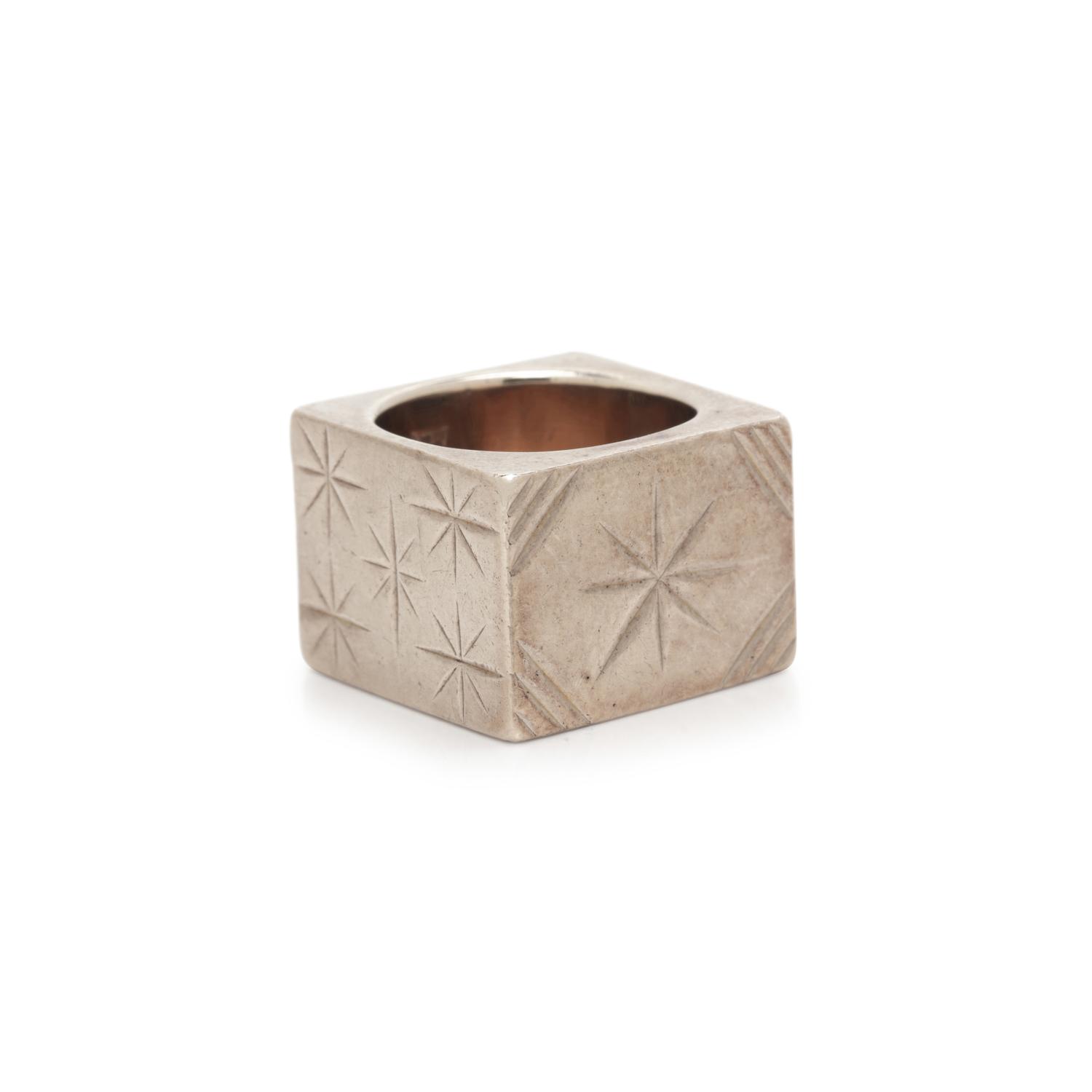 YELLOW GOLD SQUARE SHANK RING