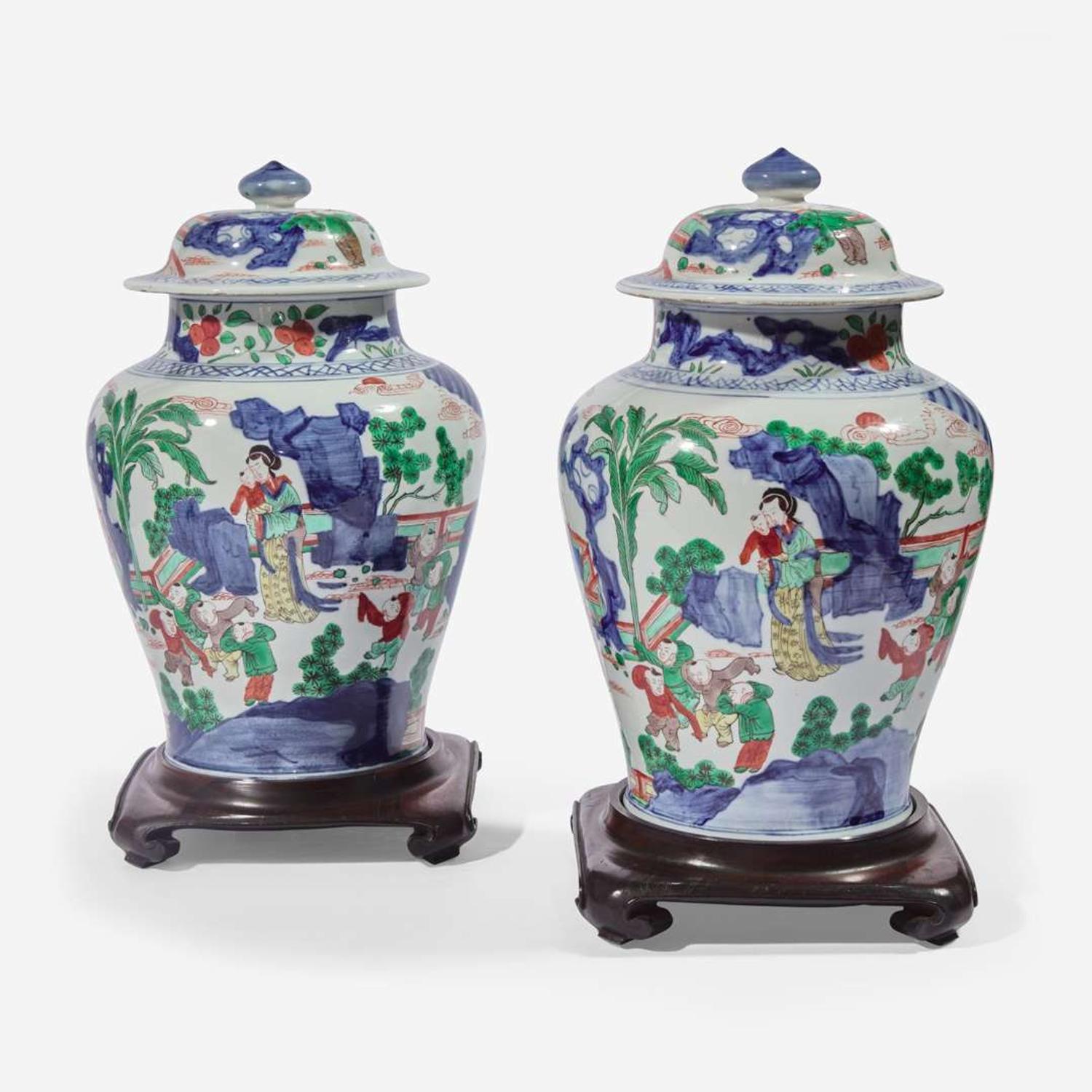 A pair of Chinese wucai decorated porcelain jars with covers 五彩带盖带底座大罐一对
