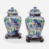 A pair of Chinese wucai decorated porcelain jars with covers 五彩带盖带底座大罐一对