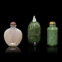Three Chinese Celadon and Spinach Jade Snuff Bottles, 19th Century — 清晚期 碧玉、青玉鼻烟壺一組三件