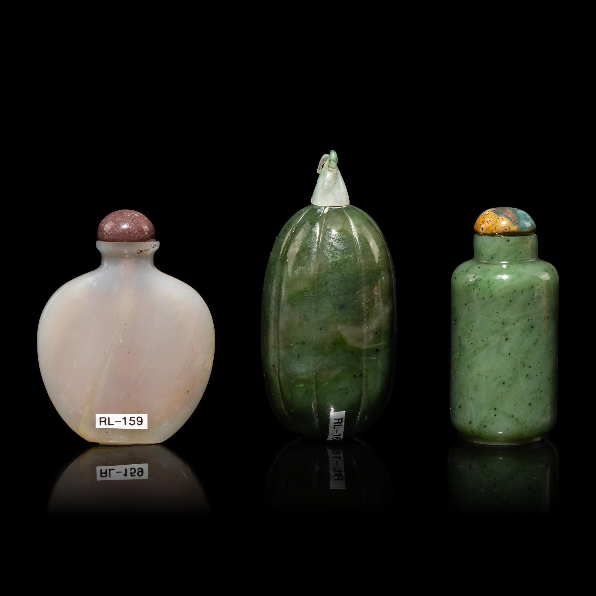 Three Chinese Celadon and Spinach Jade Snuff Bottles, 19th Century — 清晚期 碧玉、青玉鼻烟壺一組三件