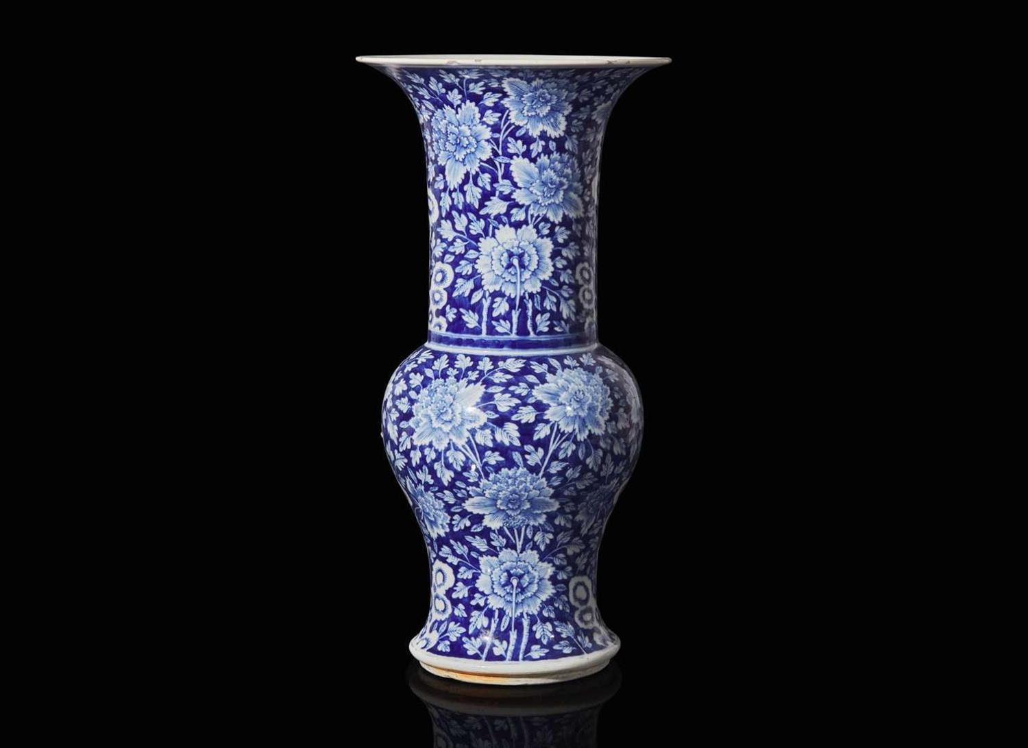 A Chinese blue and white yenyen vase 青花鳳尾尊