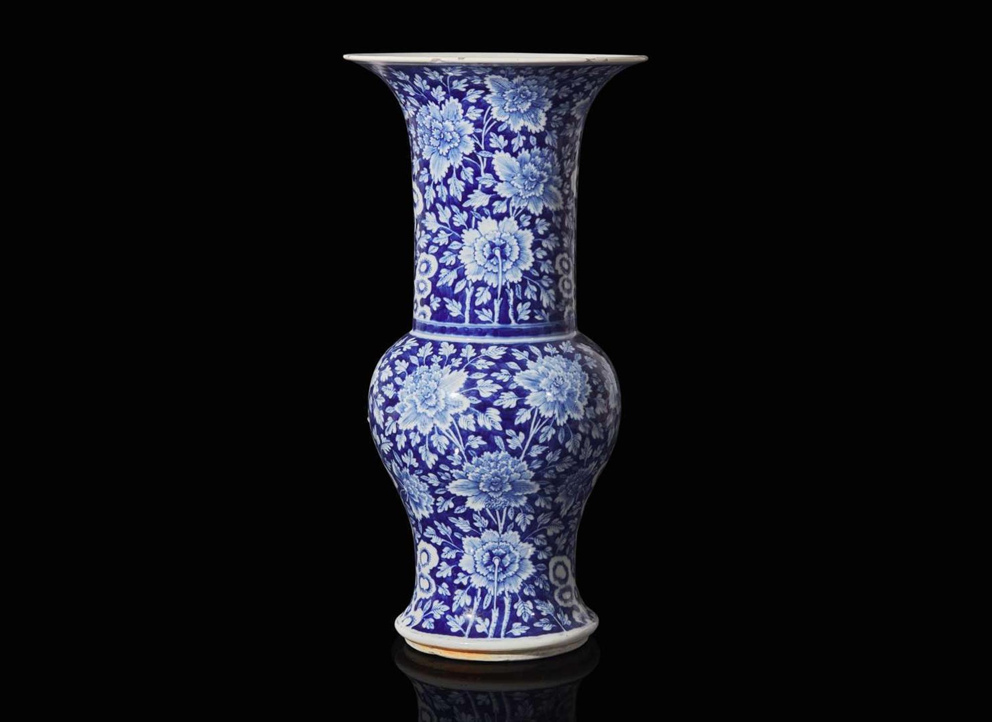 A Chinese blue and white yenyen vase 青花鳳尾尊