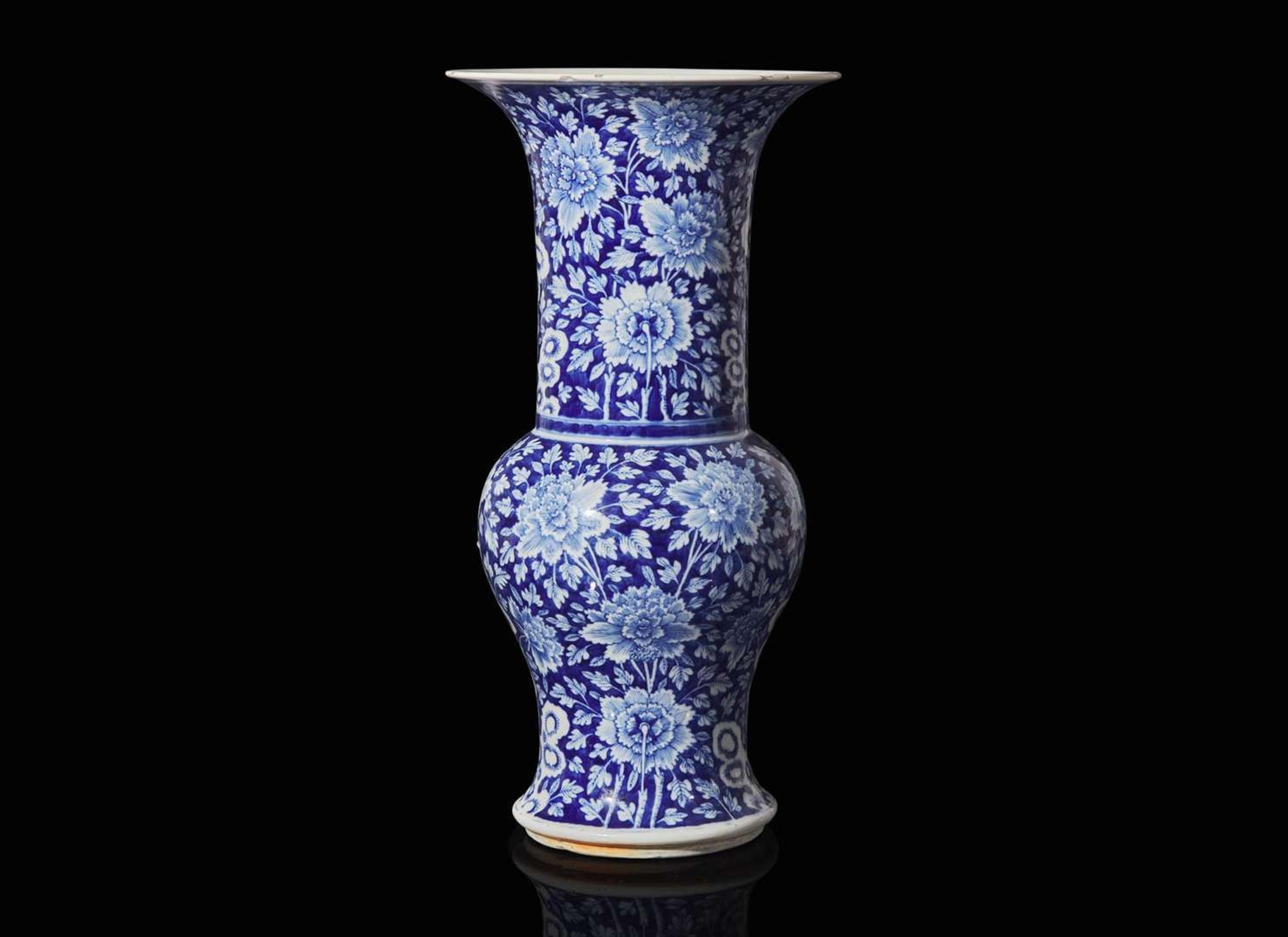 A Chinese blue and white yenyen vase 青花鳳尾尊