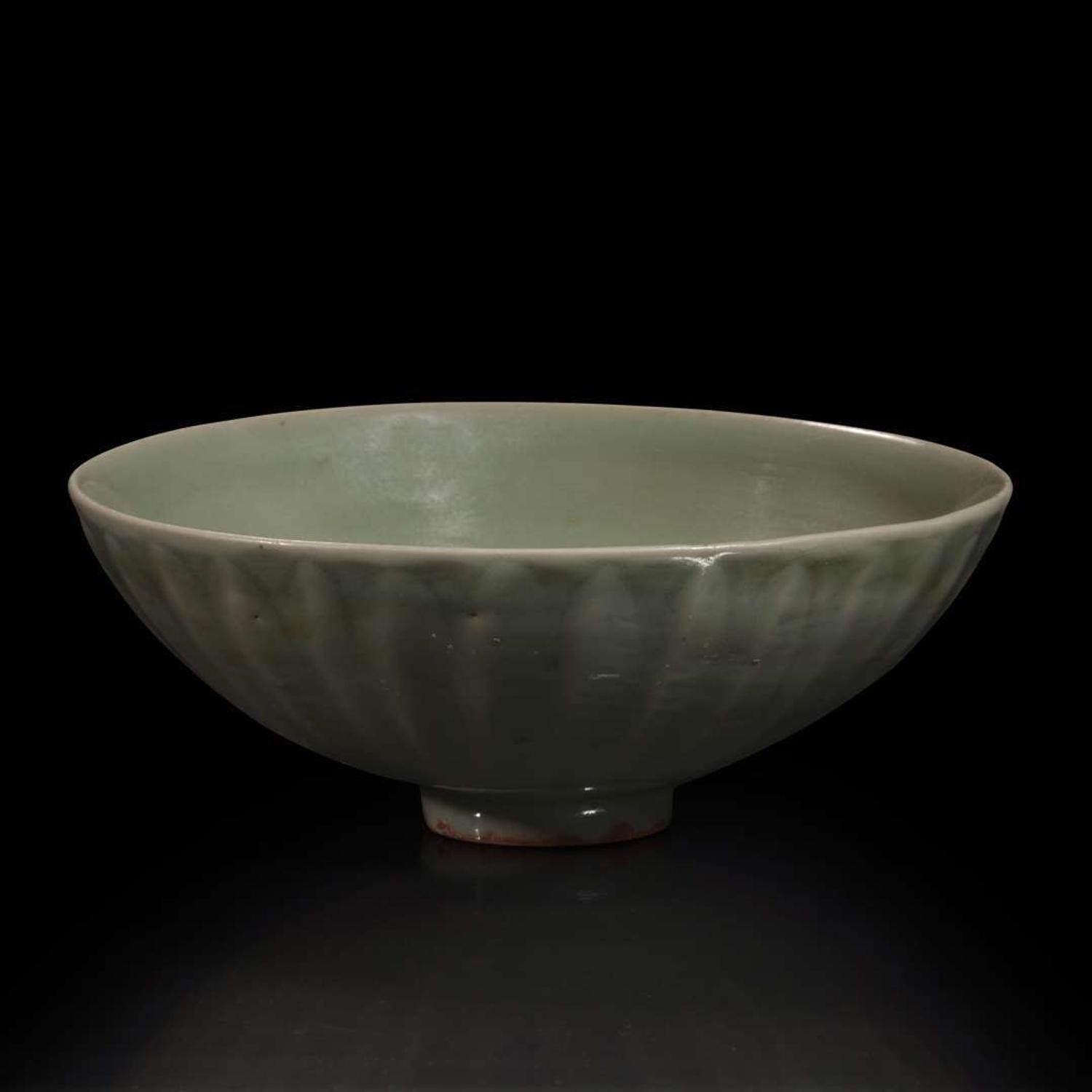 A Chinese Longquan celadon petal-carved "Lotus" bowl 龙泉窑刻划花碗 Southern Song/Yuan Dynasty ????