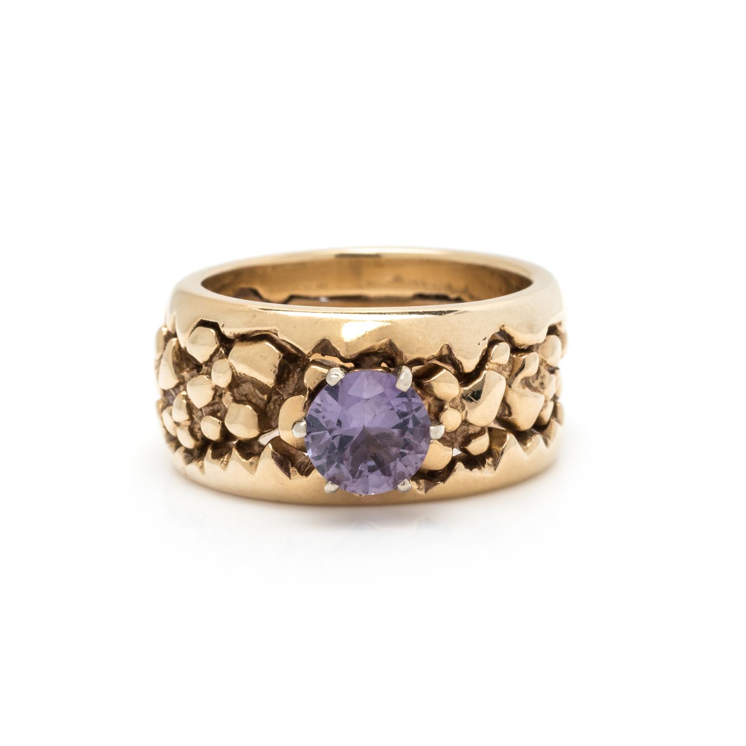 YELLOW GOLD AND COLOR-CHANGE SYNTHETIC SAPPHIRE RING