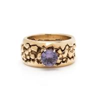 YELLOW GOLD AND COLOR-CHANGE SYNTHETIC SAPPHIRE RING