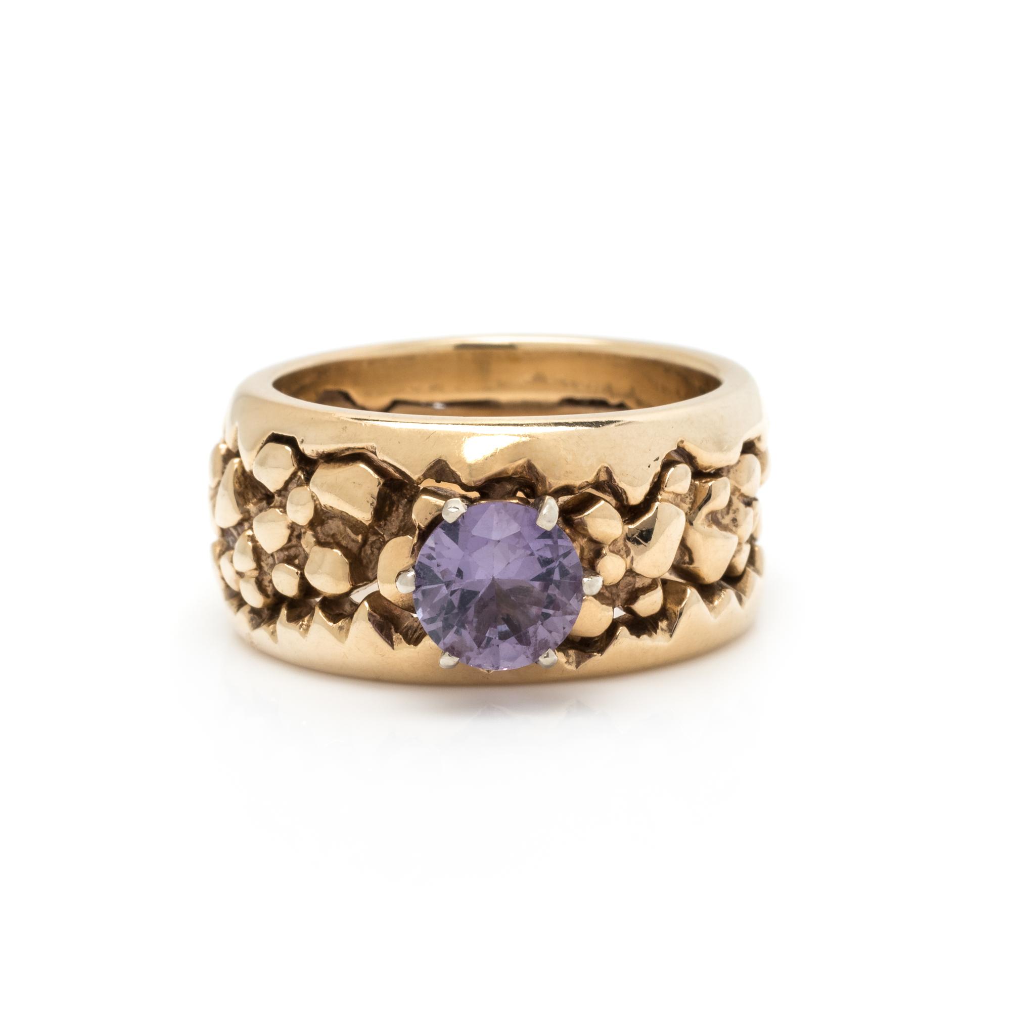 YELLOW GOLD AND COLOR-CHANGE SYNTHETIC SAPPHIRE RING