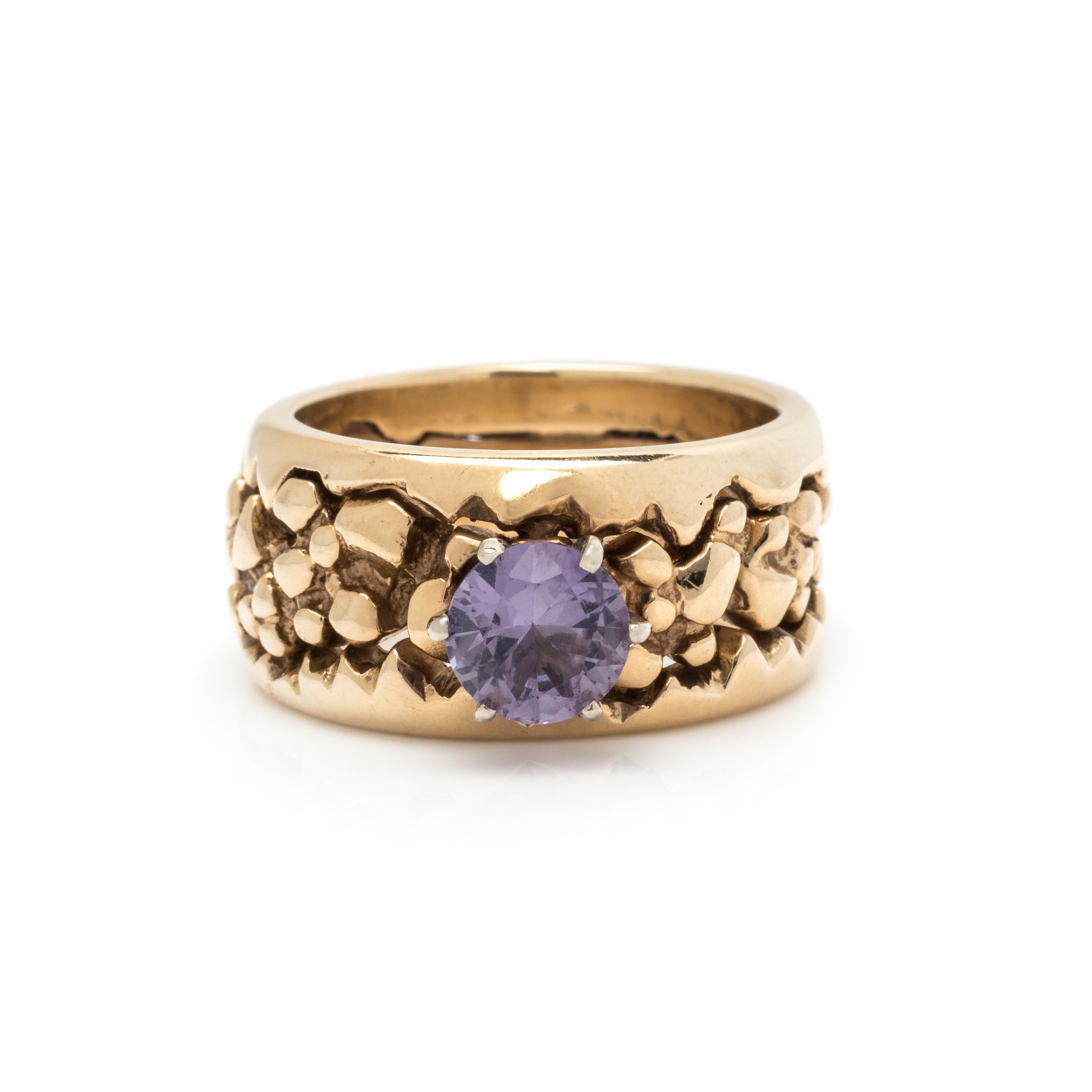 YELLOW GOLD AND COLOR-CHANGE SYNTHETIC SAPPHIRE RING